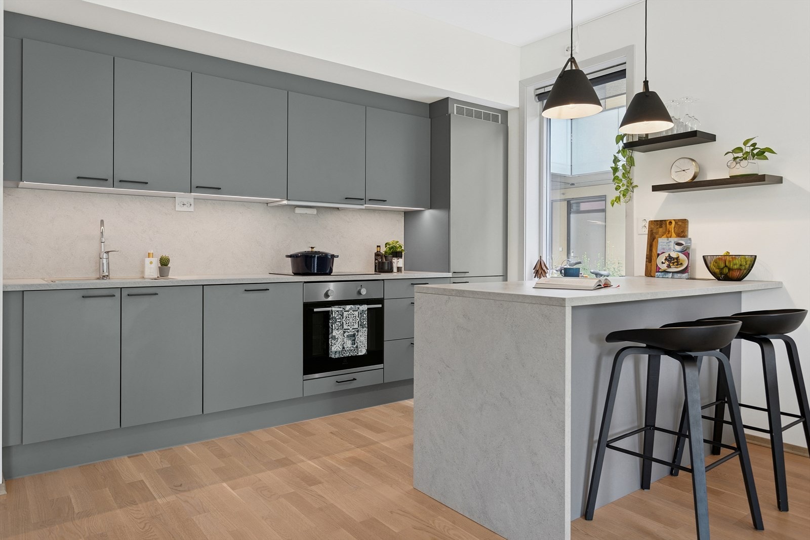 Leiligheten har et stilrent og moderne kjøkken som er oppgradert fra standard leveranse med blant annet kjøkkenøy og fargede fronter. Galleribilde