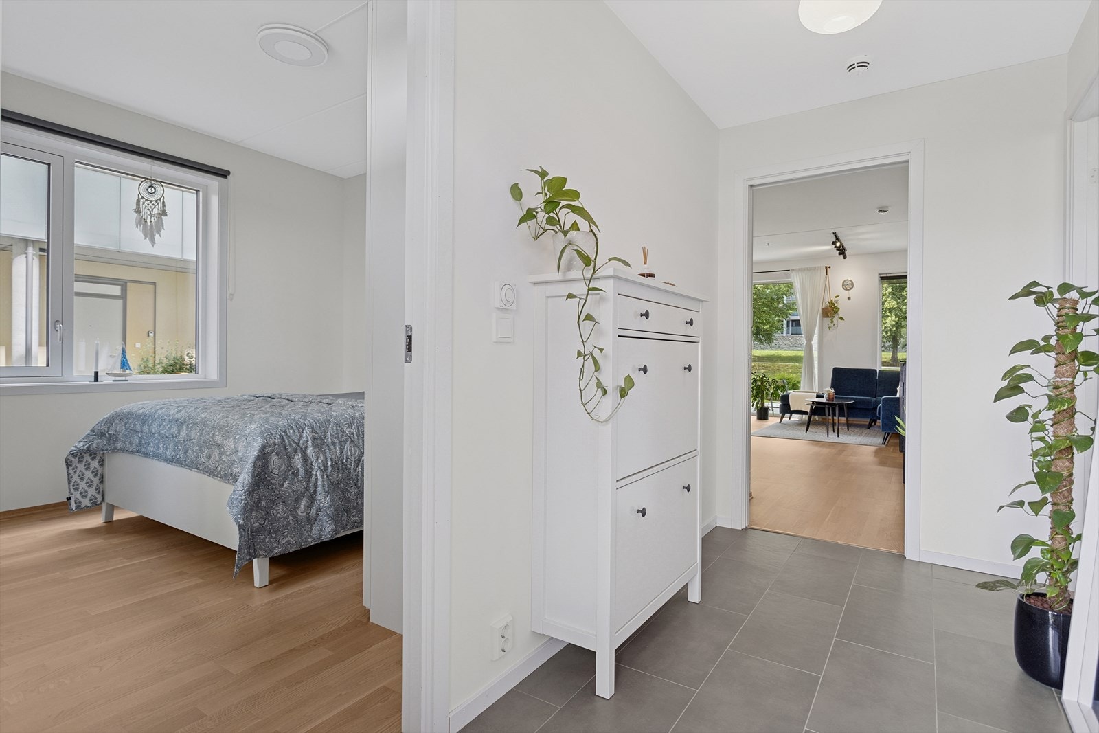 Det er skyvedør mellom gang og stuedel. Galleribilde