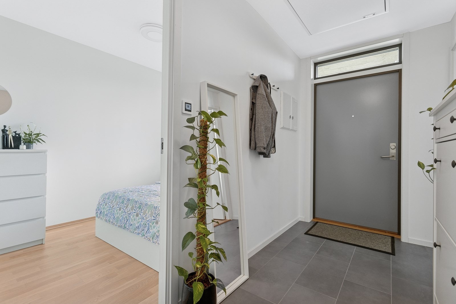 Gangen er oppgradert med flislagt gulv istedenfor parkett. Her trenger du ikke bekymre deg for å gå inn med våte sko. Galleribilde