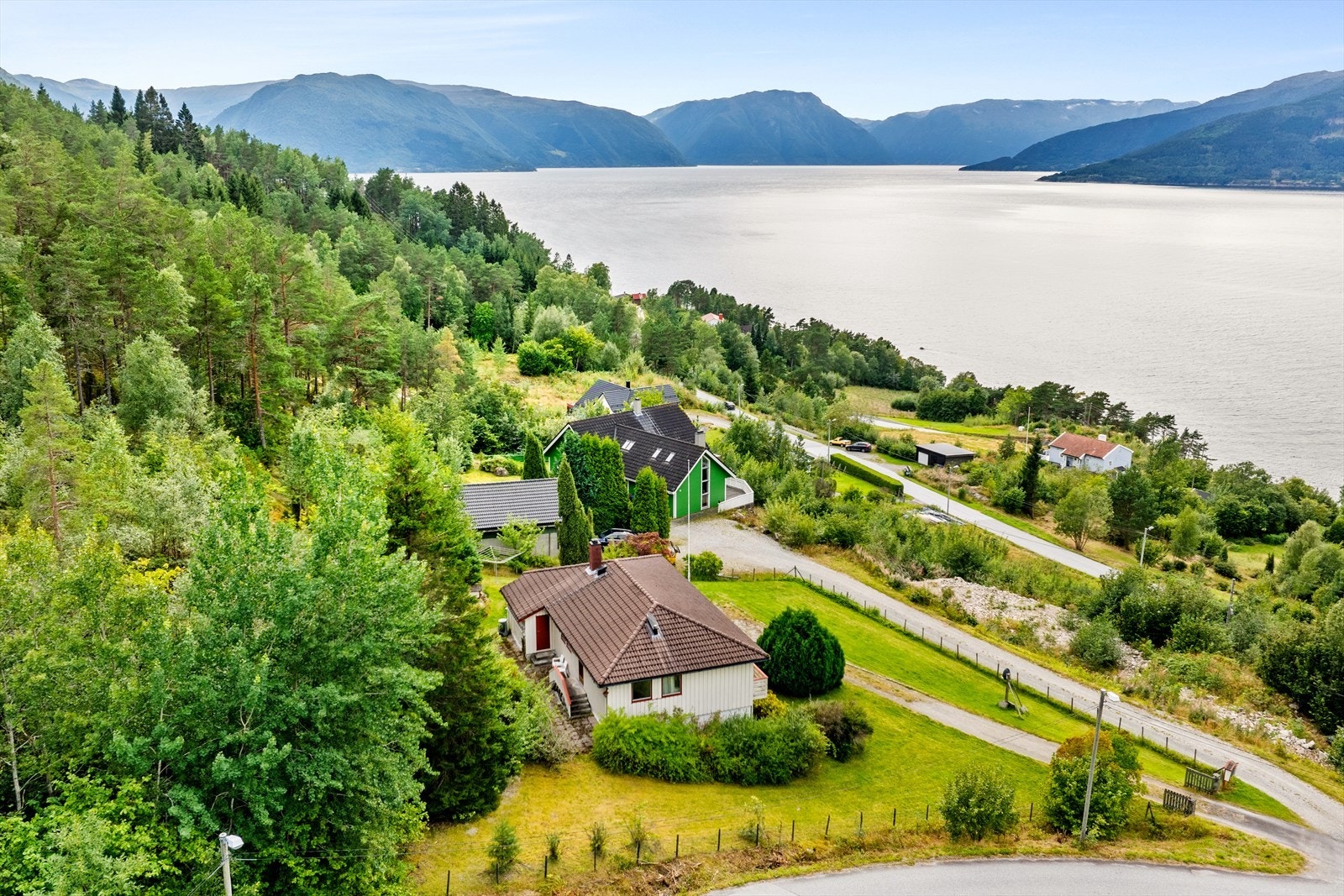 Bustaden har fantastisk utsikt mot fjorden, og gode solforhold då sola går ned bak Balestandsfjella seint på kveld. Galleribilde