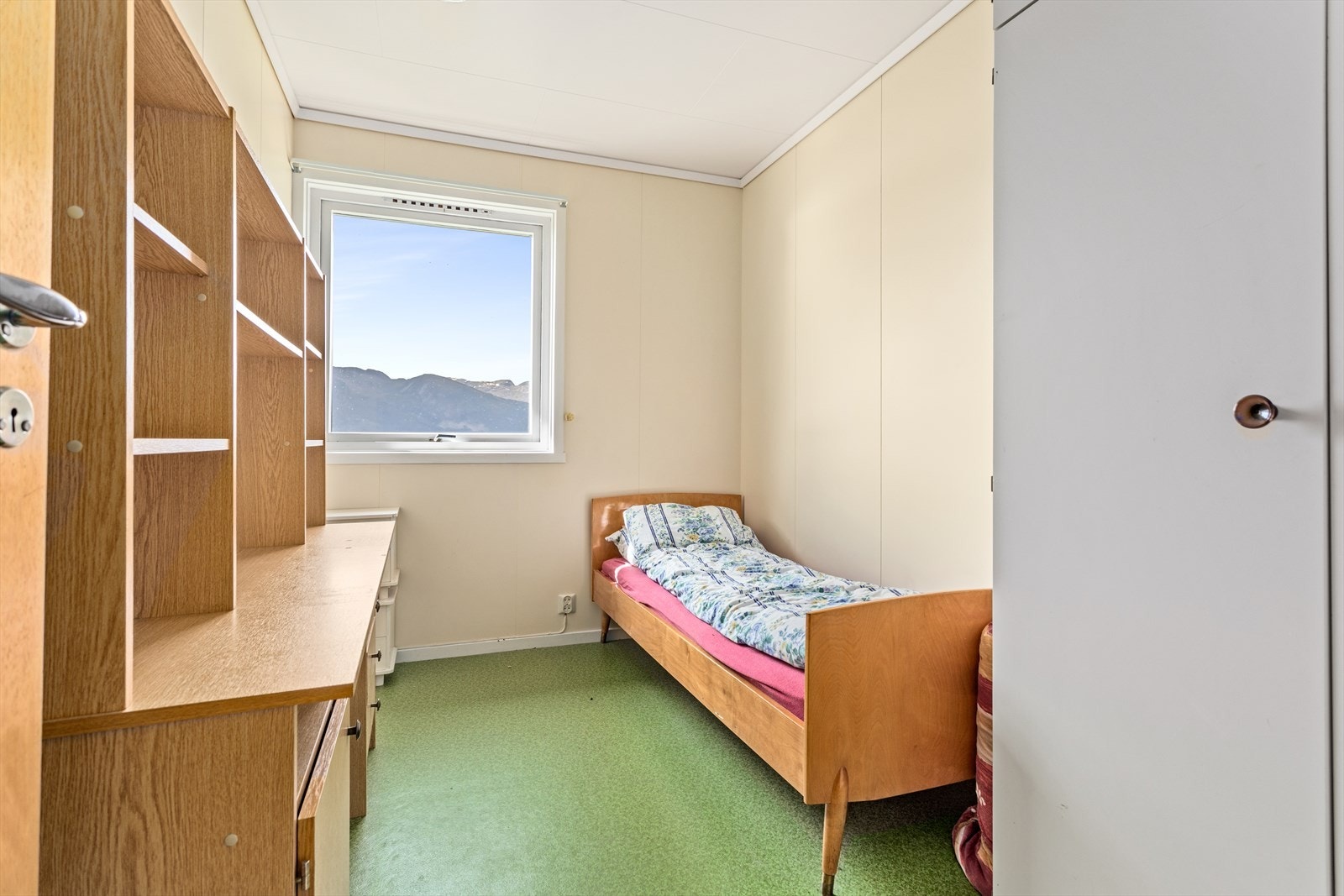 Soveromma er innreia med garderobeskåp. Galleribilde