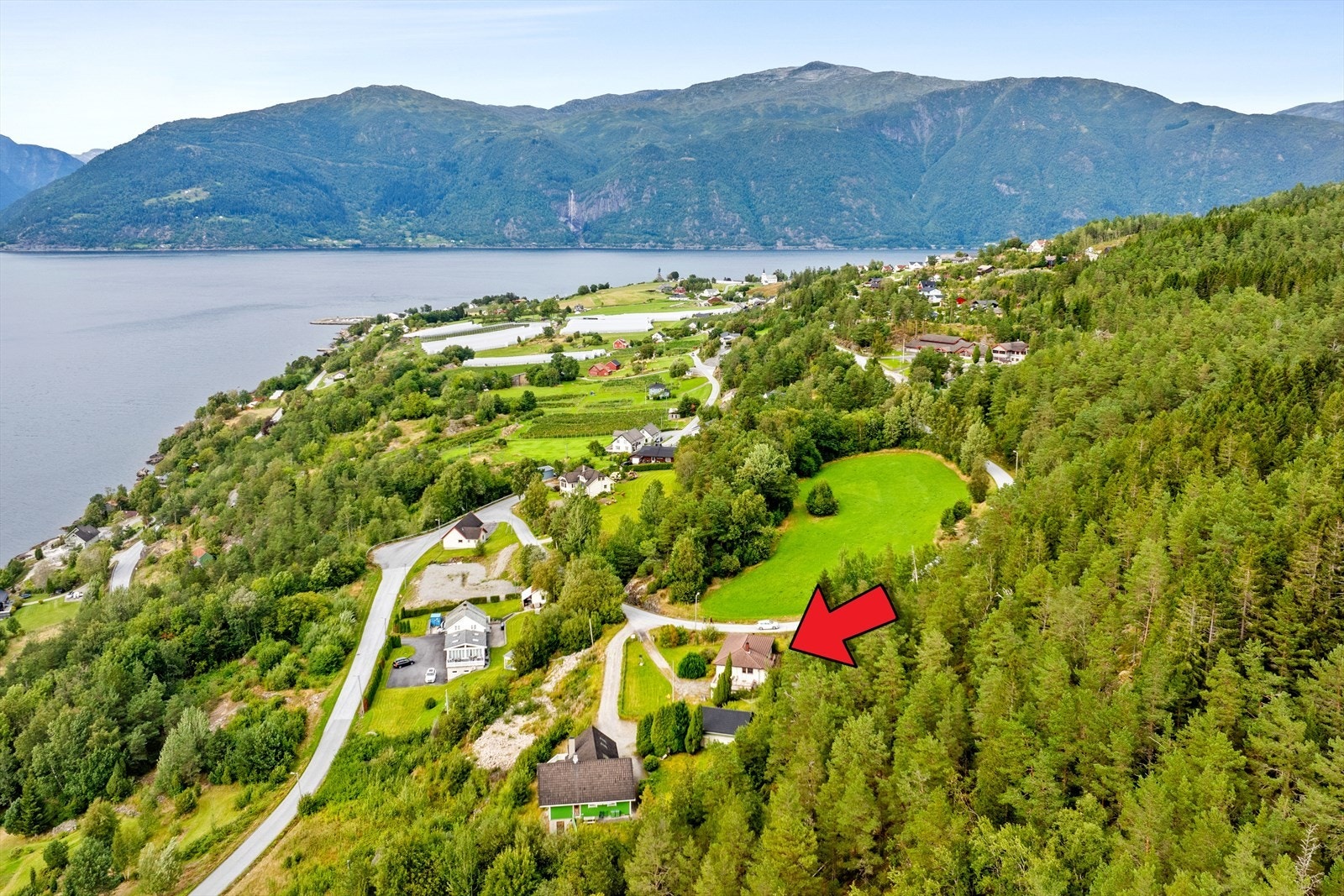 Velkommen til Trovegen 15! Bustaden ligger i svingen mellom ungdomshus/tidligare skule, no kun barnehage og grendehus på Vangsnes. Einebustaden er oppført i 1979 Galleribilde