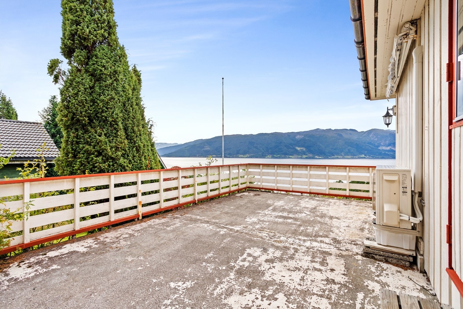 Uteplassen er over carporten Galleribilde