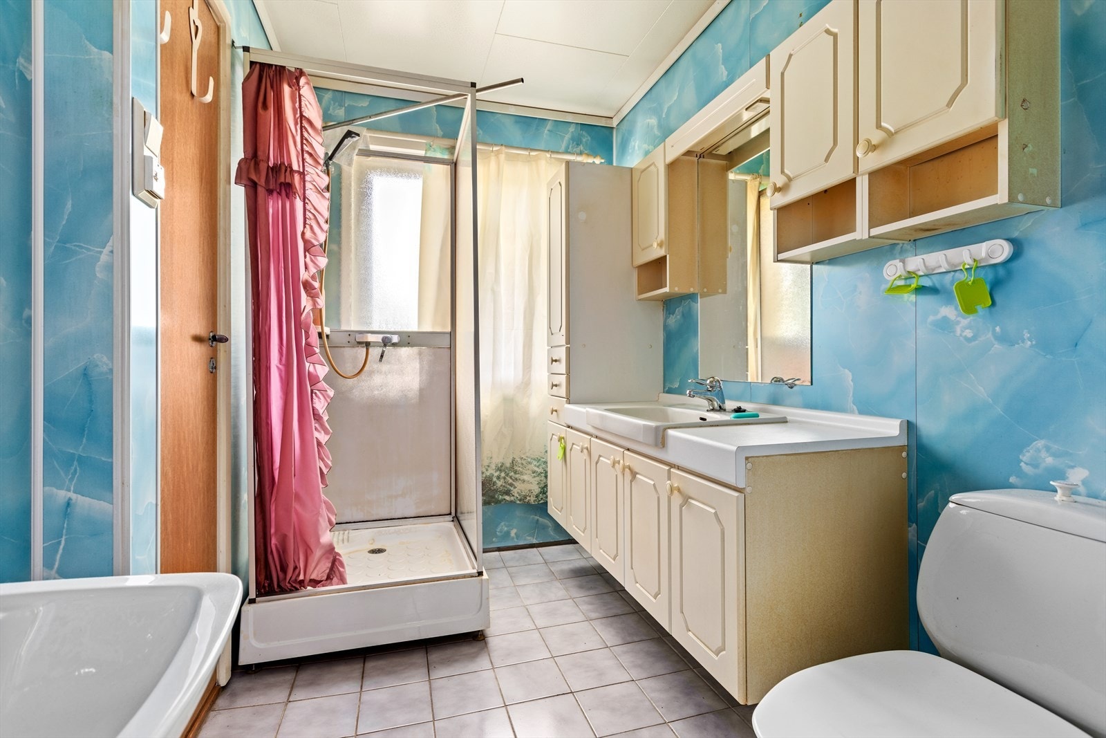 På badet er det nytta flisar og varmekablar i golv, og baderomsplater på veggar. Galleribilde