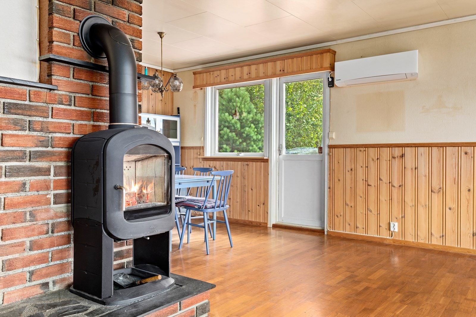 Som ekstra oppvarmingskjelde er det både varmepumpe og vedomn. Galleribilde