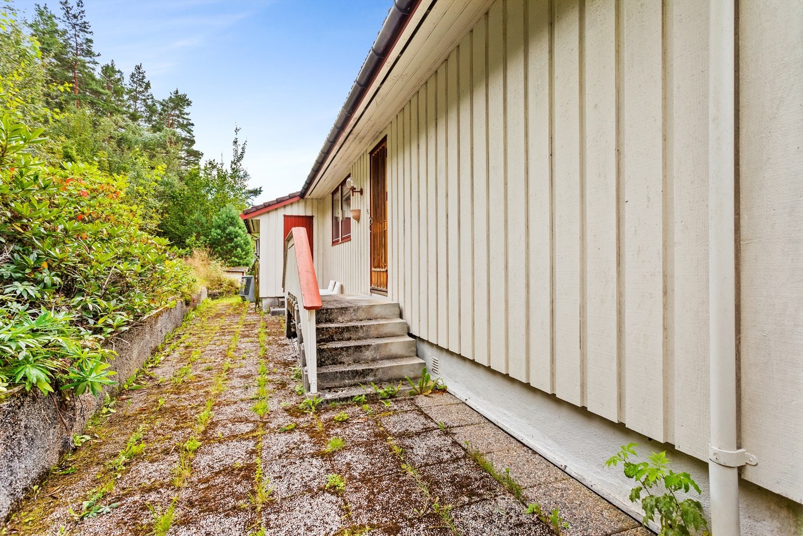 1.etg. har inngangsparti på baksida av bustaden via trapp. Galleribilde