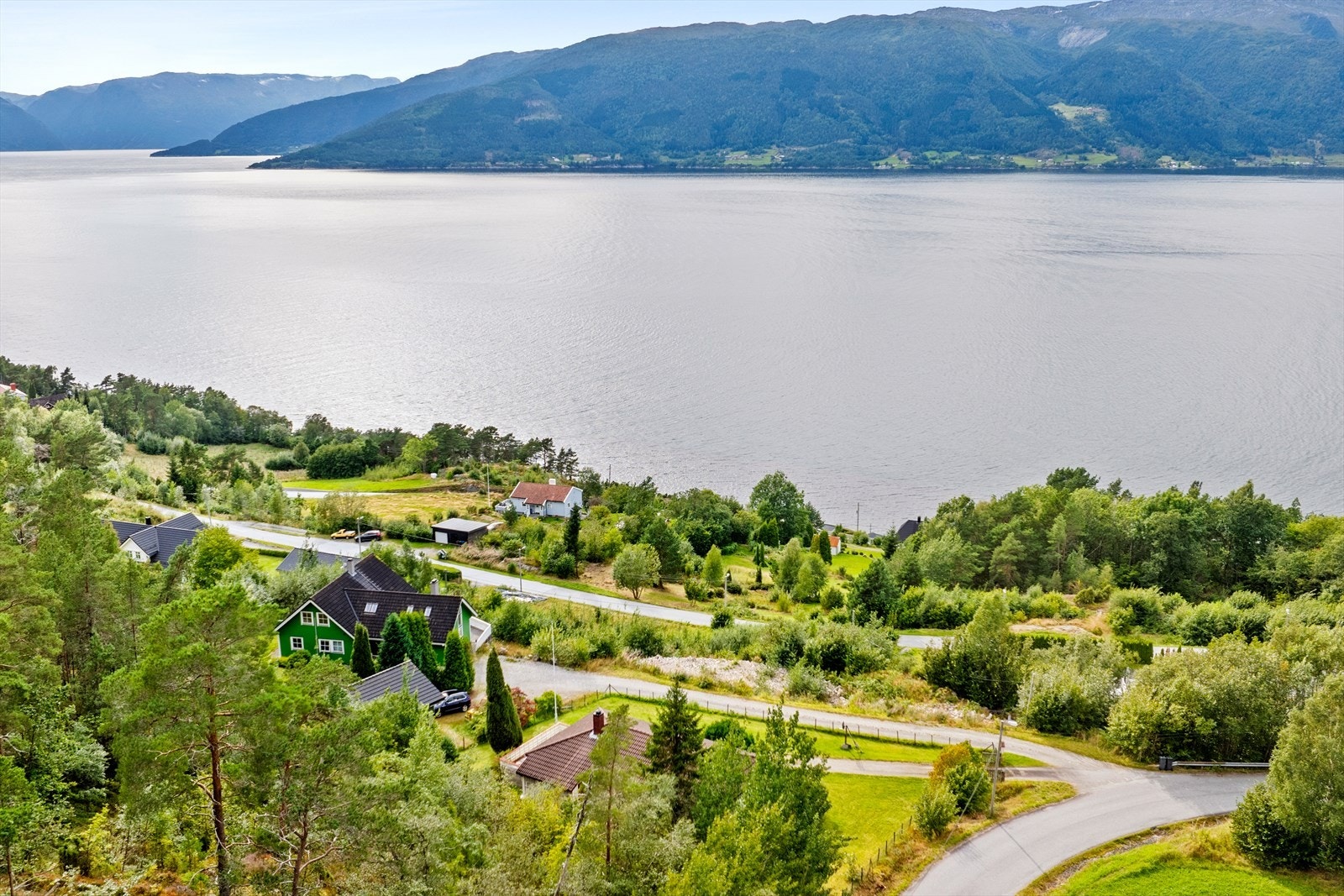 Området har spreidd bebyggelse med einebustader. Innimellom bebyggelsen er det landbruksareal. Galleribilde