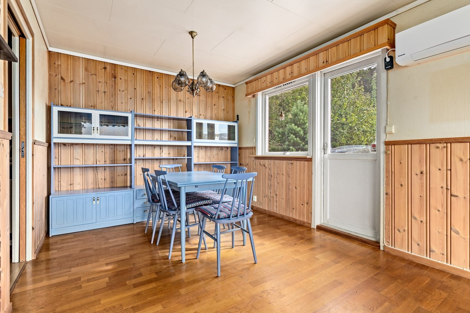 Frå stova er det også til komst ut til romsleg altan med plass til fleire sittegrupper samt flott utsikt og gode solforhald. Galleribilde