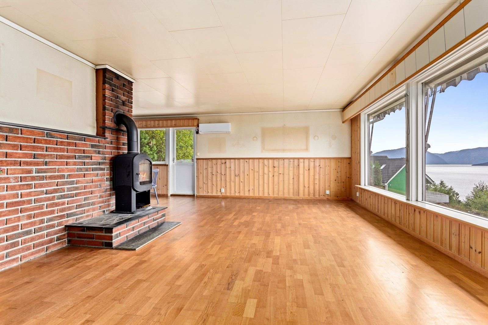 God plass til å ta imot gjester. Stova har ei fin utforming og kan lett innreiast med fleire sittesoner. Galleribilde