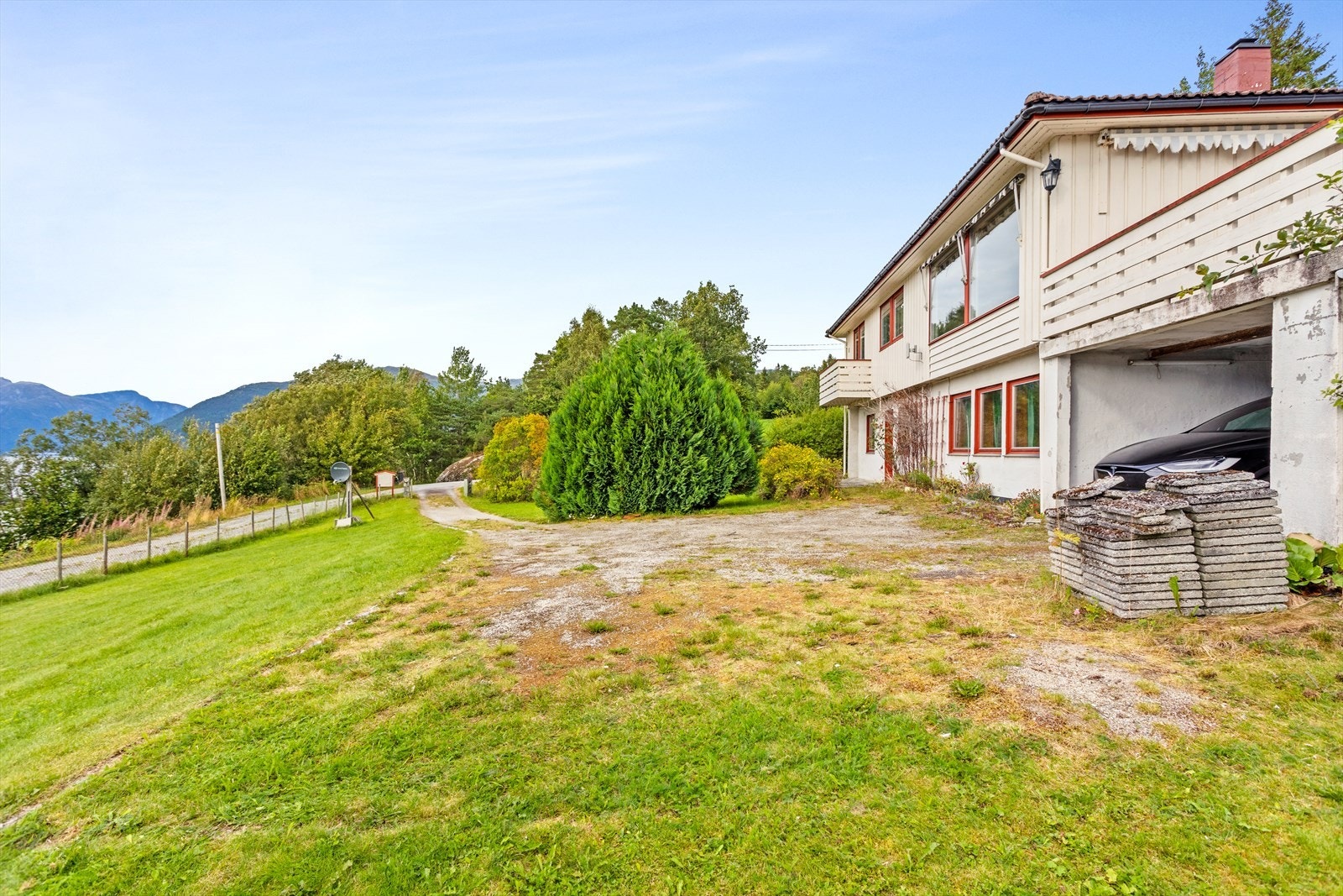 Eigedomen har parkering på tunet og i carport. Galleribilde