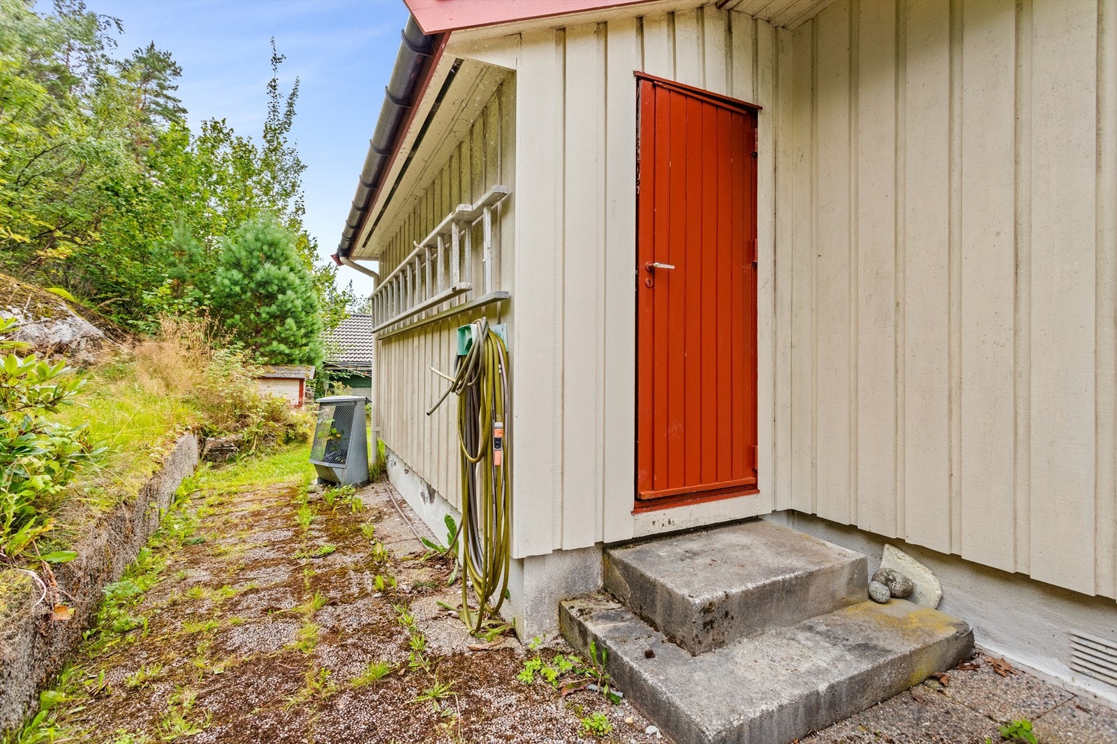Like ved inngangen er det også tilkomst til ei utvendig bod med plass til lagring av hageutstyr, fritidsutstyr o.l. Galleribilde