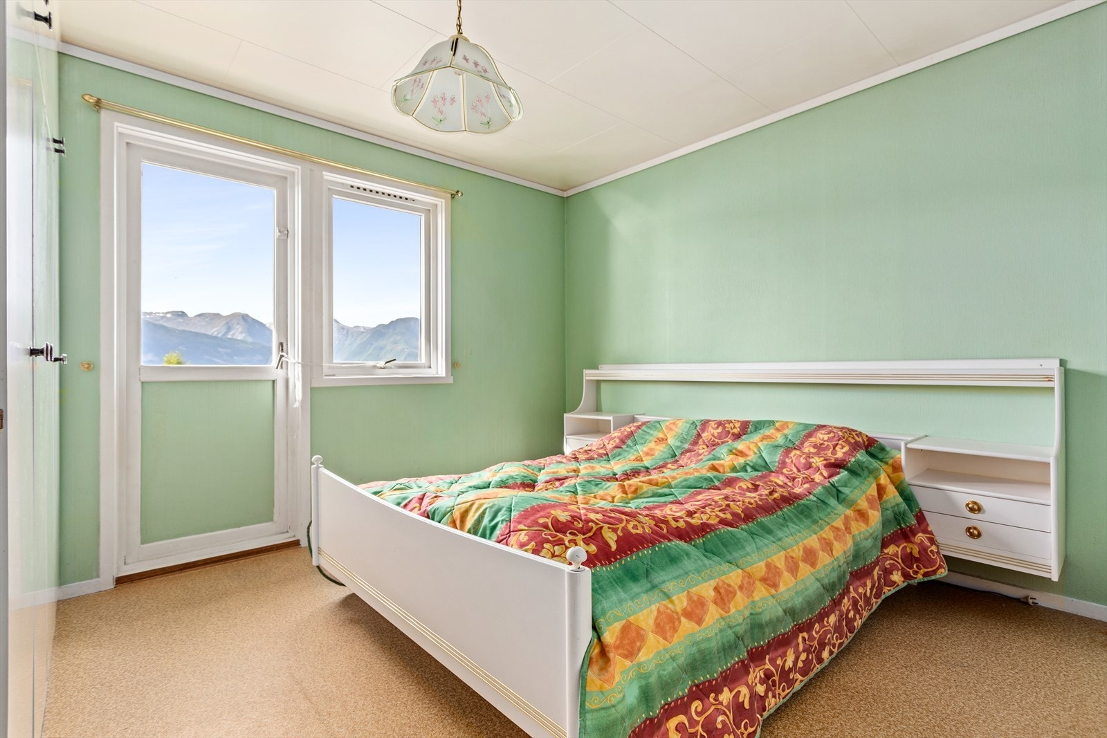 Hovedsoverommet framstår som romsleg med plass til dobbeltseng, og tilkomst ut til luftebalkong. Galleribilde