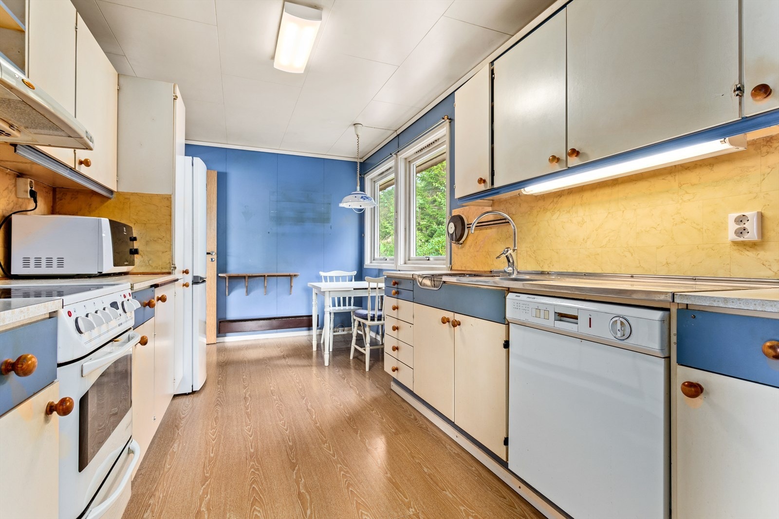 Kjøkkenet har innredning med slette frontar, laminat benkeplate, oppvaskkum i stål og ventilator. Galleribilde