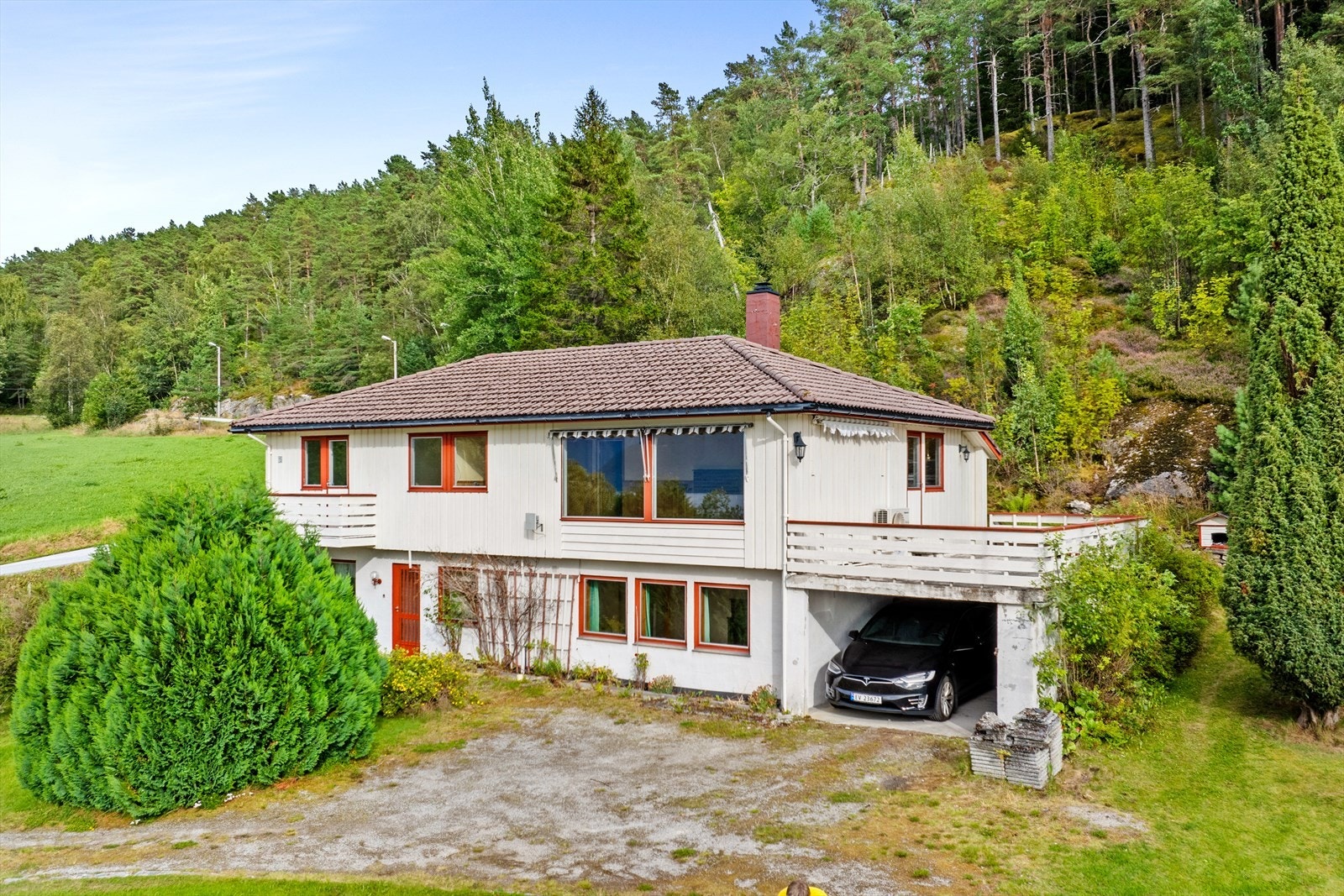 Eigedomen ligg i eit rolig og usjenert område på Vangsnes. Galleribilde