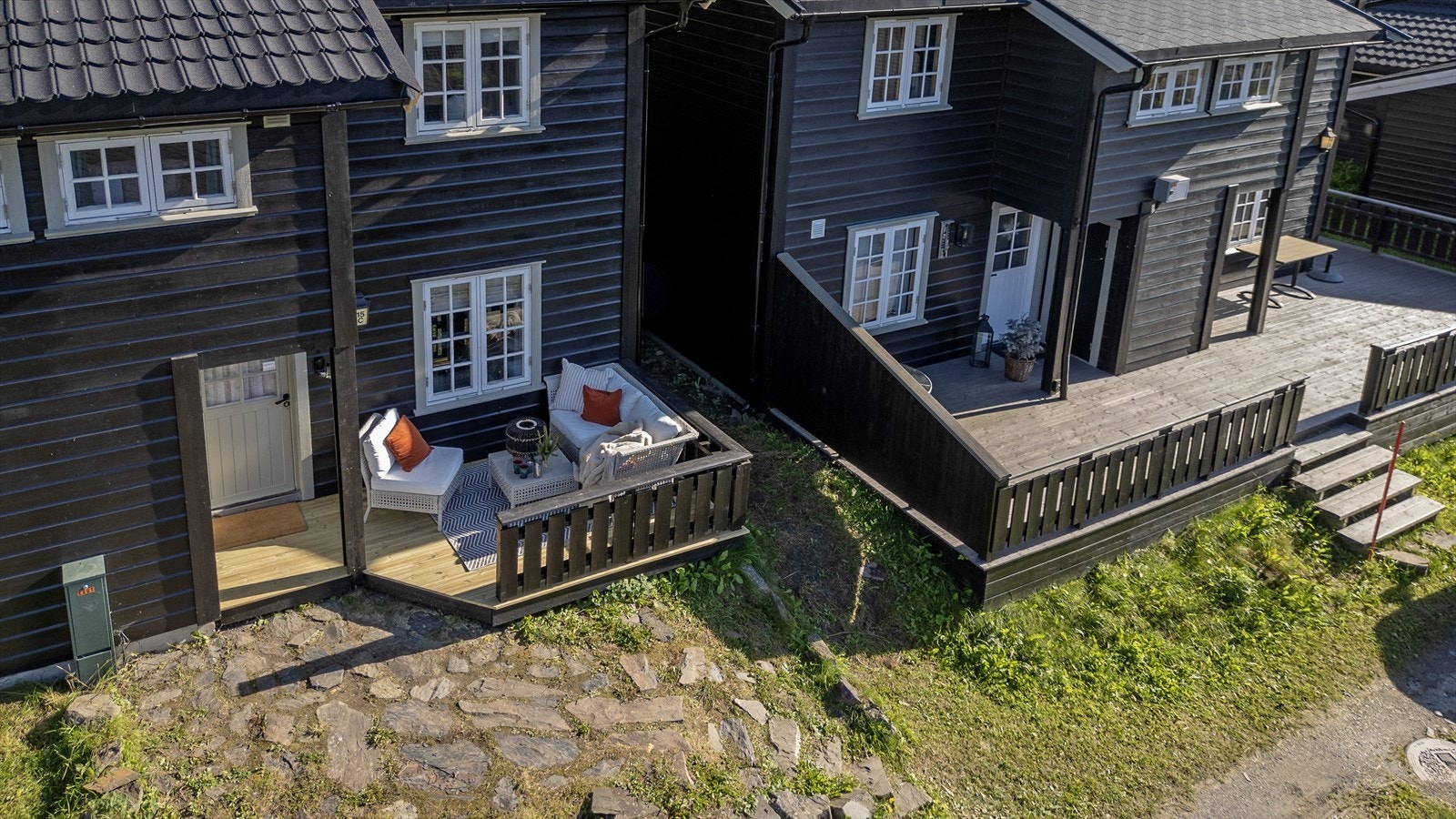 Nyte morgenkaffen utendørs. Galleribilde