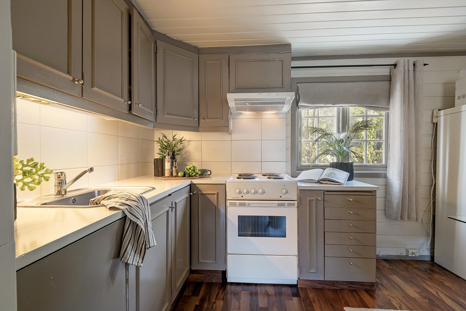 Kjøkkenet har innredning i vinkel. Galleribilde