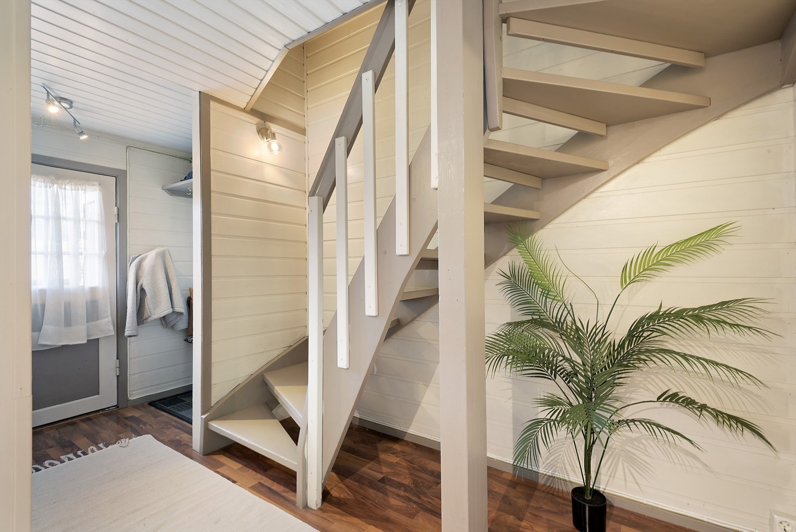 Gang med trapp til 2. etasje. Galleribilde