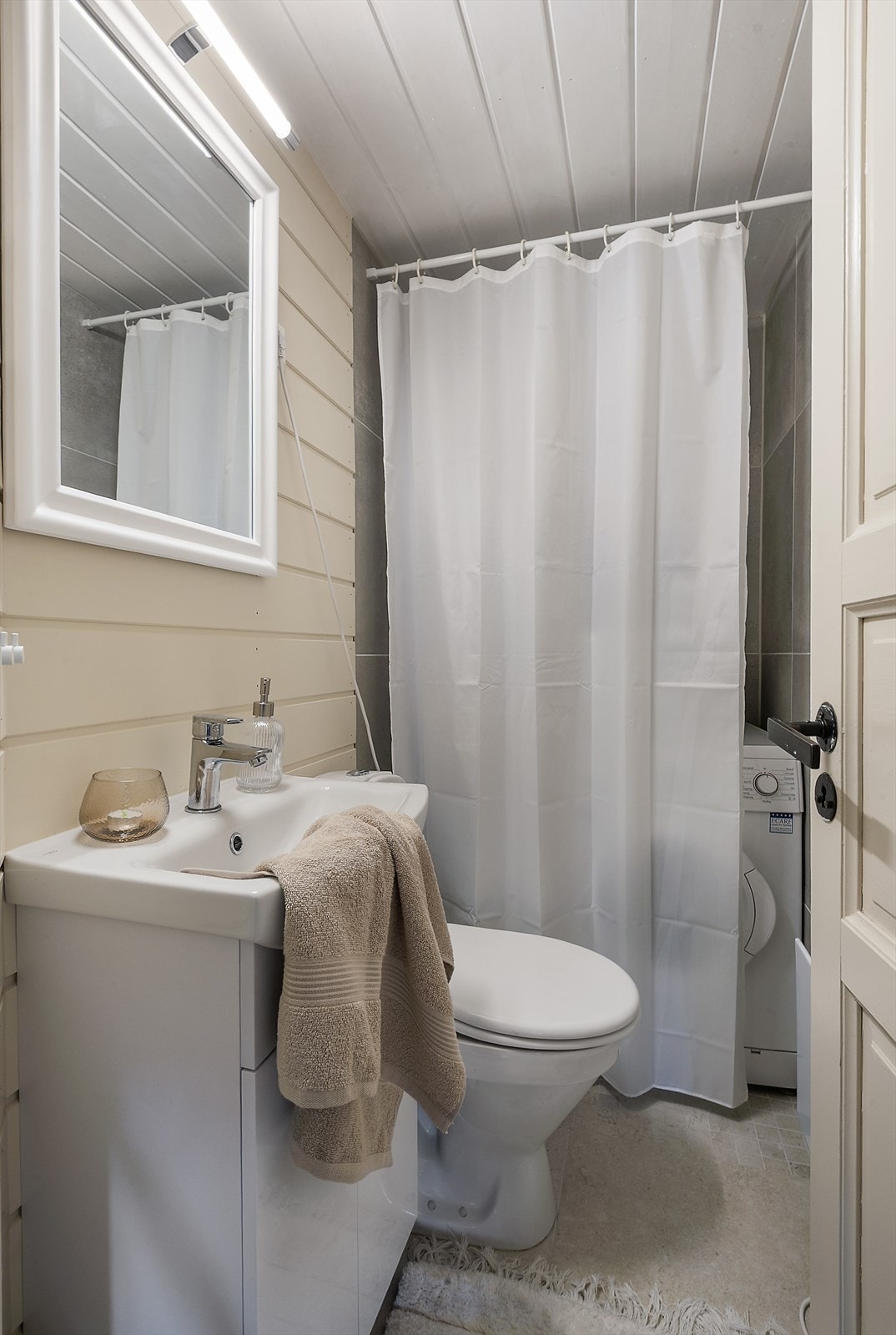 Bad med opplegg for vaskemaskin. Galleribilde