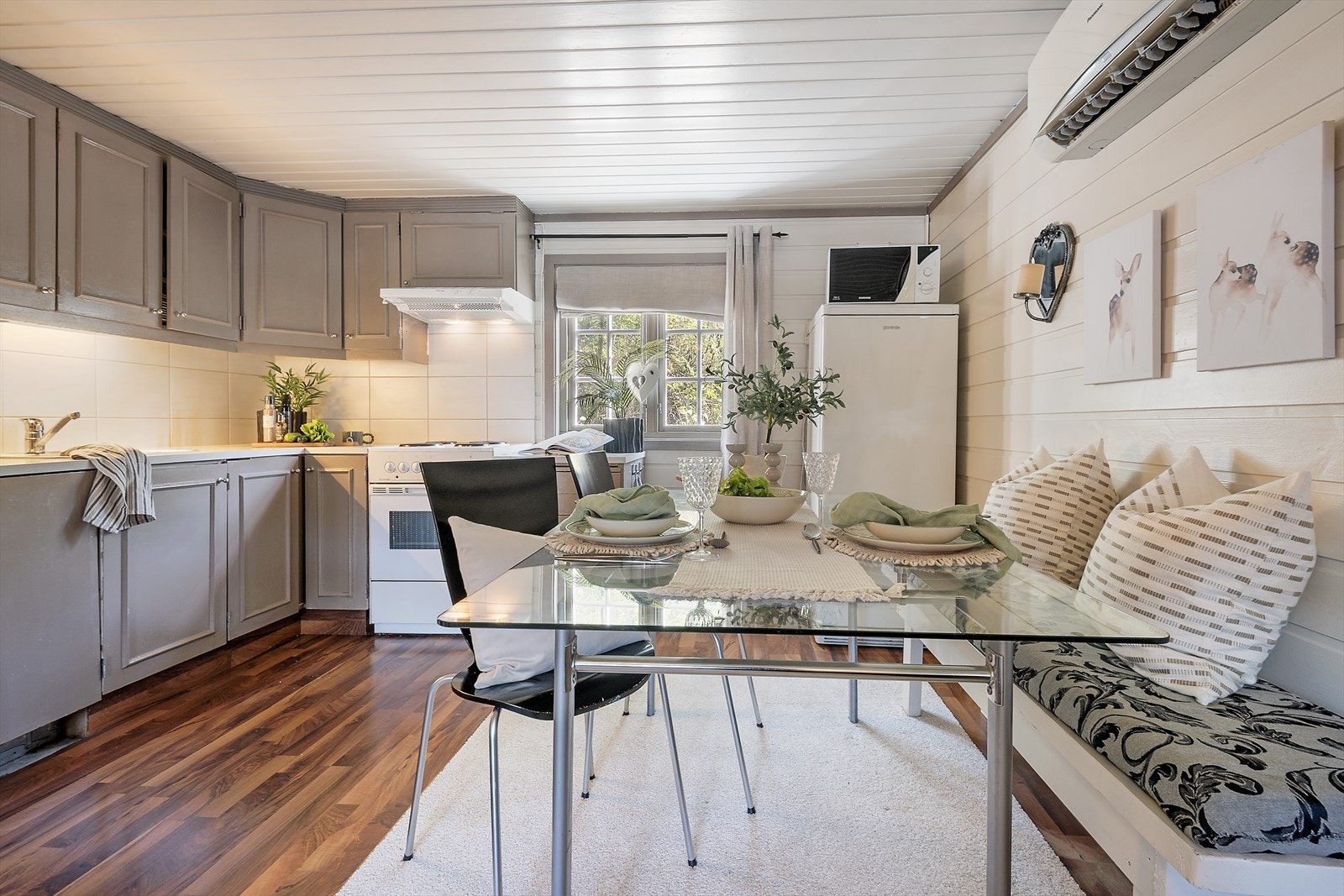 Kjøkken med plass til spisebord. Galleribilde