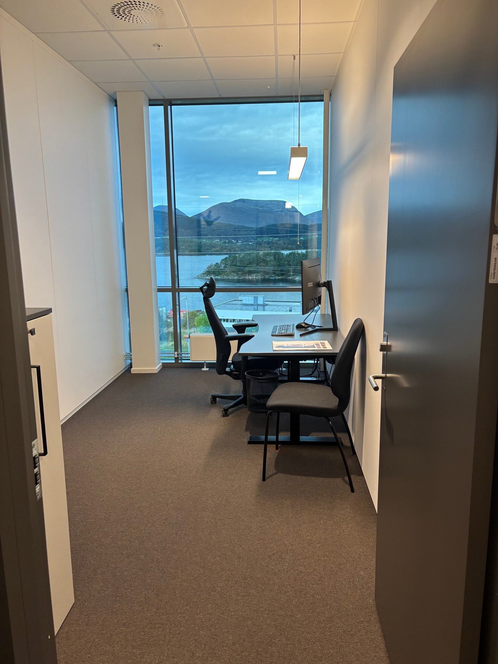 12 like kontorer med sjøutsikt. samt 2 kontorer vendt innover i bygget Galleribilde
