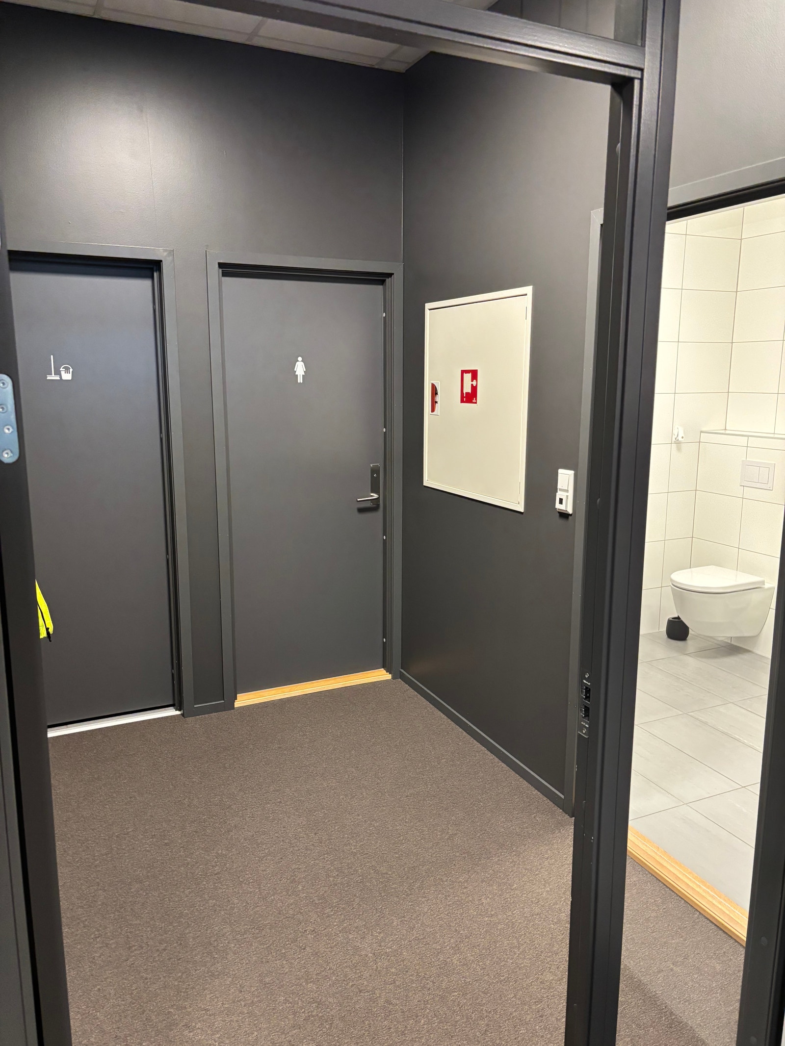 Lukket toalett kjerne med dusj i hvert bad Galleribilde