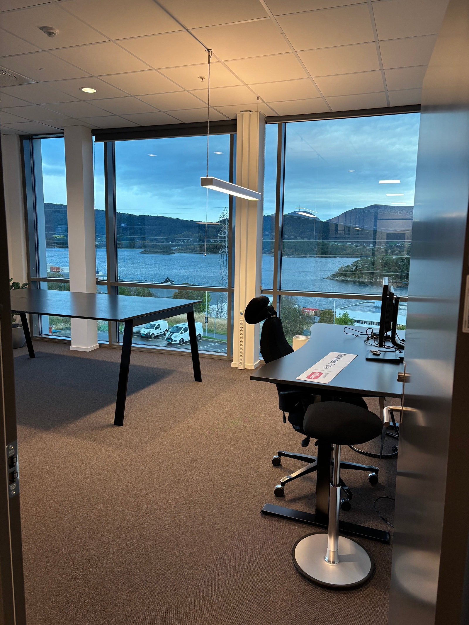 Stort rom for kontorer med åpen løsning eller møte/arbeidsrom Galleribilde