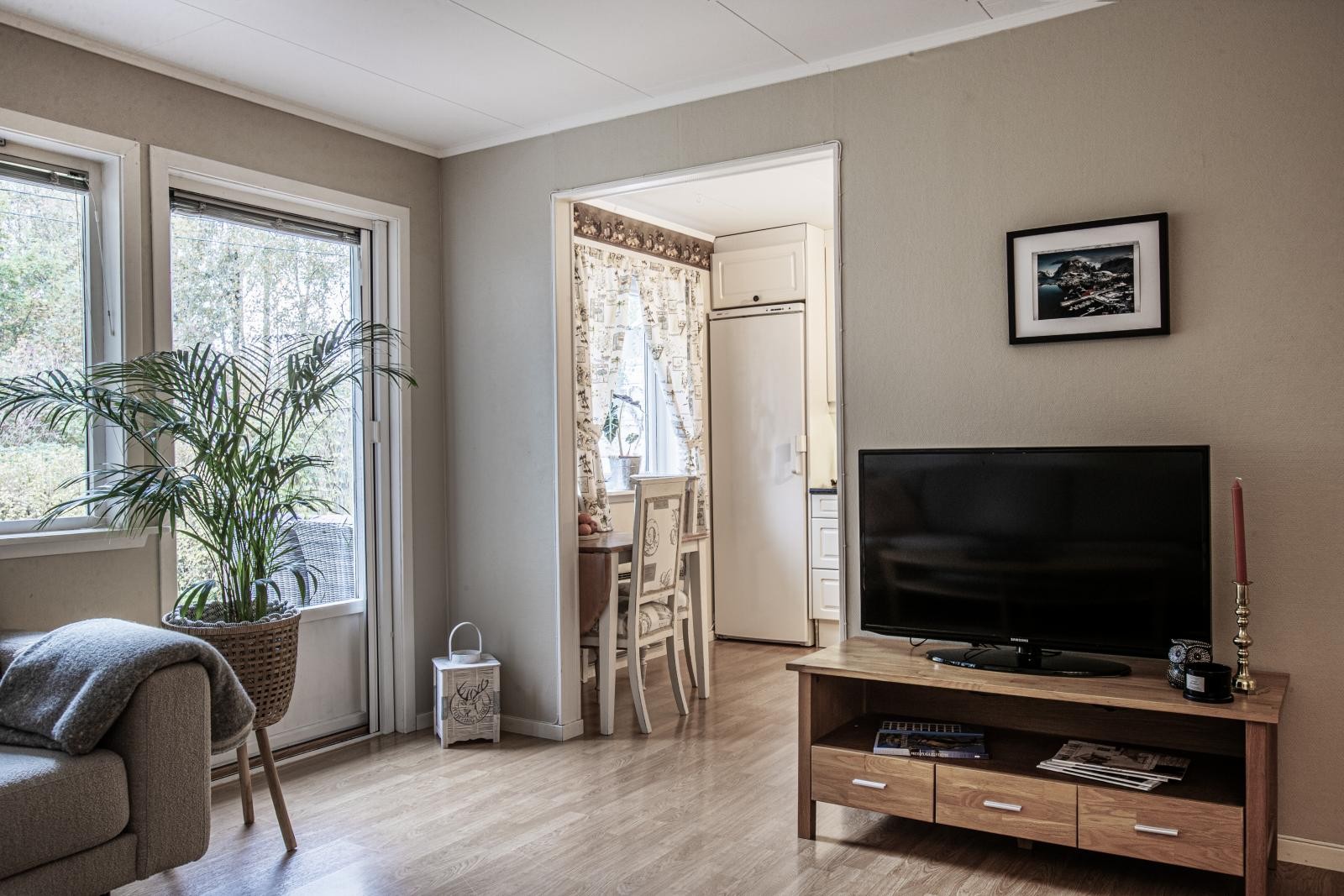 Inngang til kjøkkenet fra stuen Galleribilde