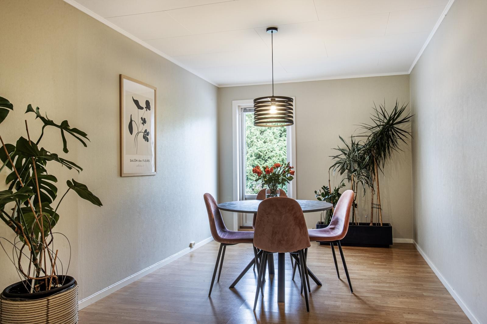 Spisestuen har utgang til en terrasse med morgen/formiddagssol. Galleribilde