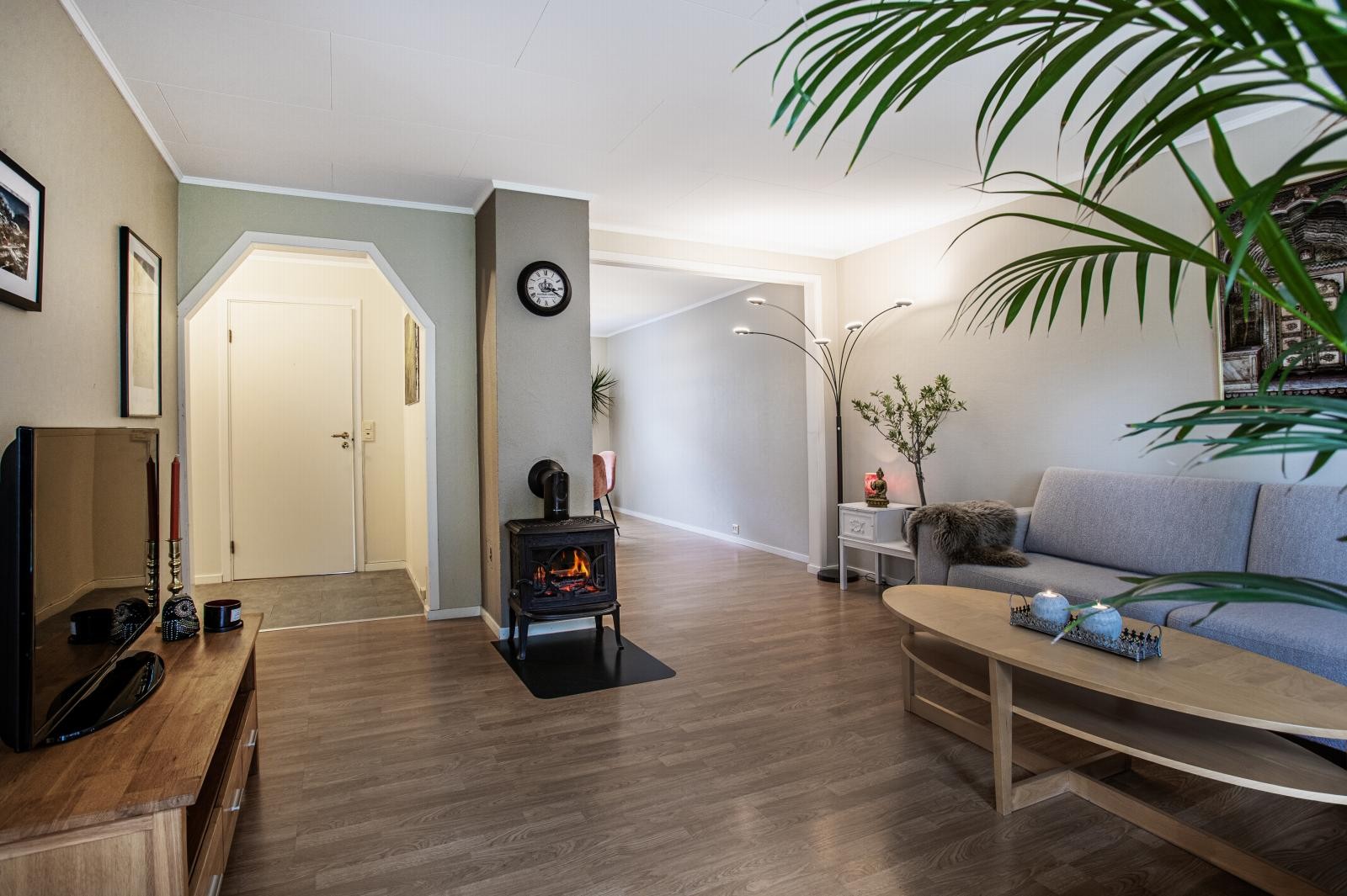 Det er vedovn i stuen. Galleribilde