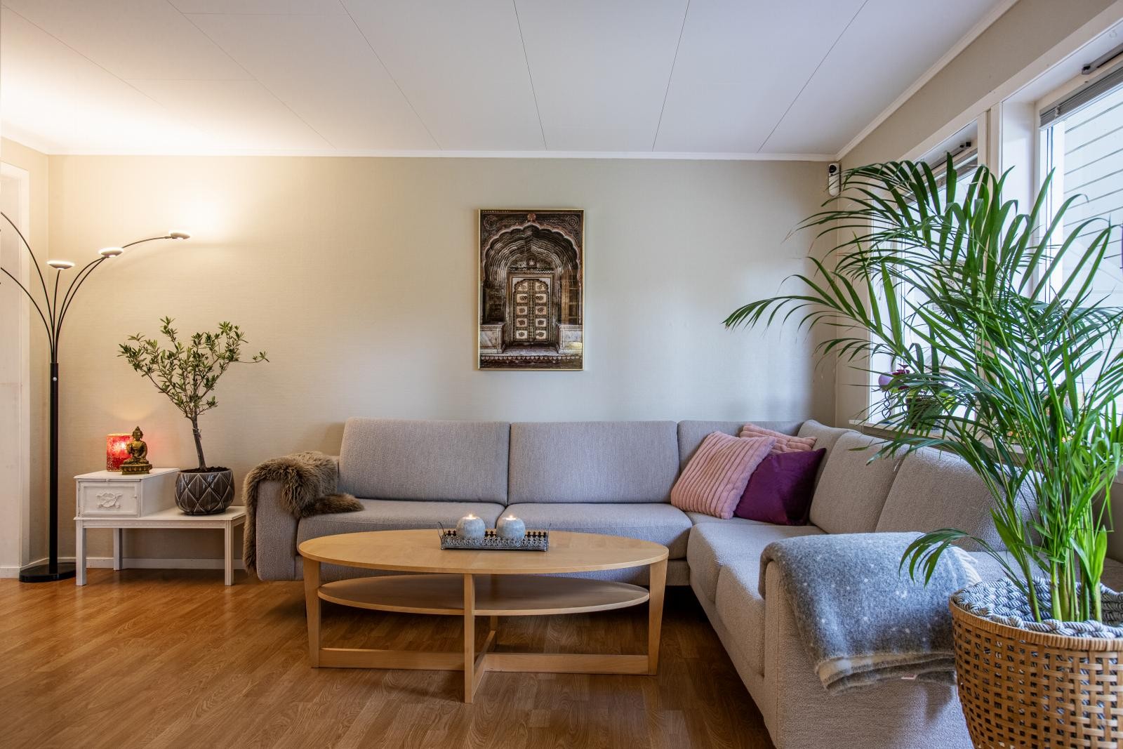 Lys stue med utgang til terrasse og hage. Galleribilde