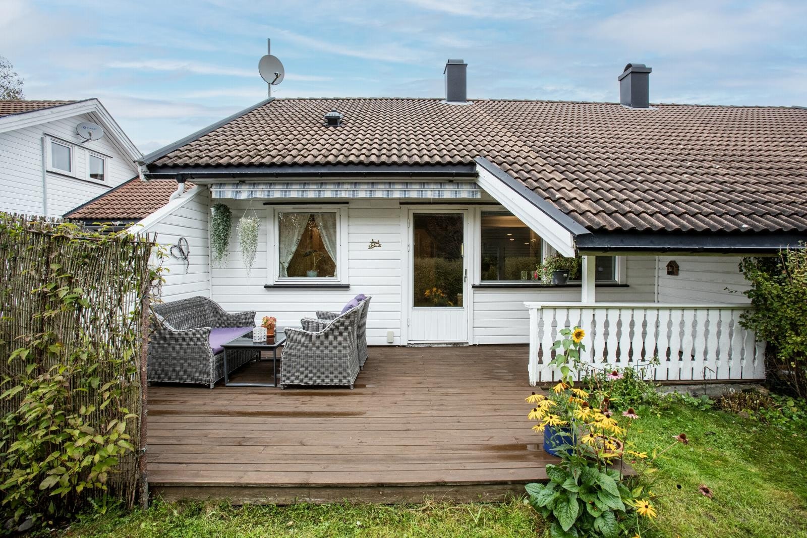 Lun uteplass med ettermiddags- og kveldssol. Galleribilde