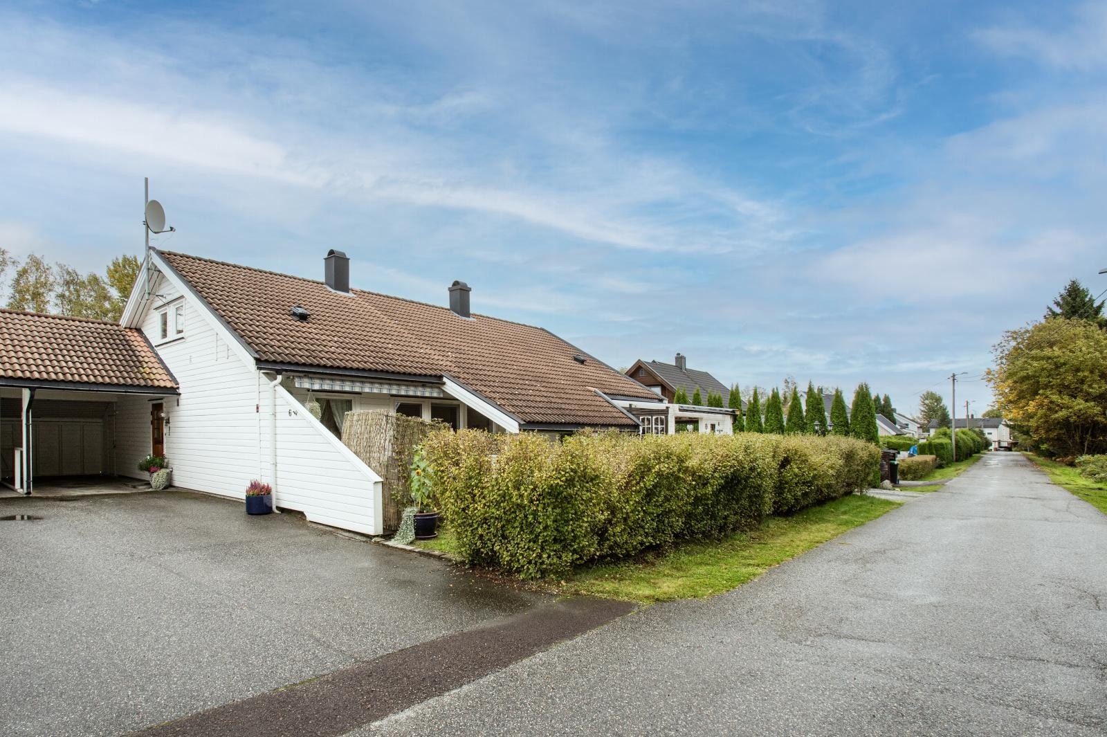 Carport og biloppstillingsplass er pent belagt med belegningssten. Galleribilde