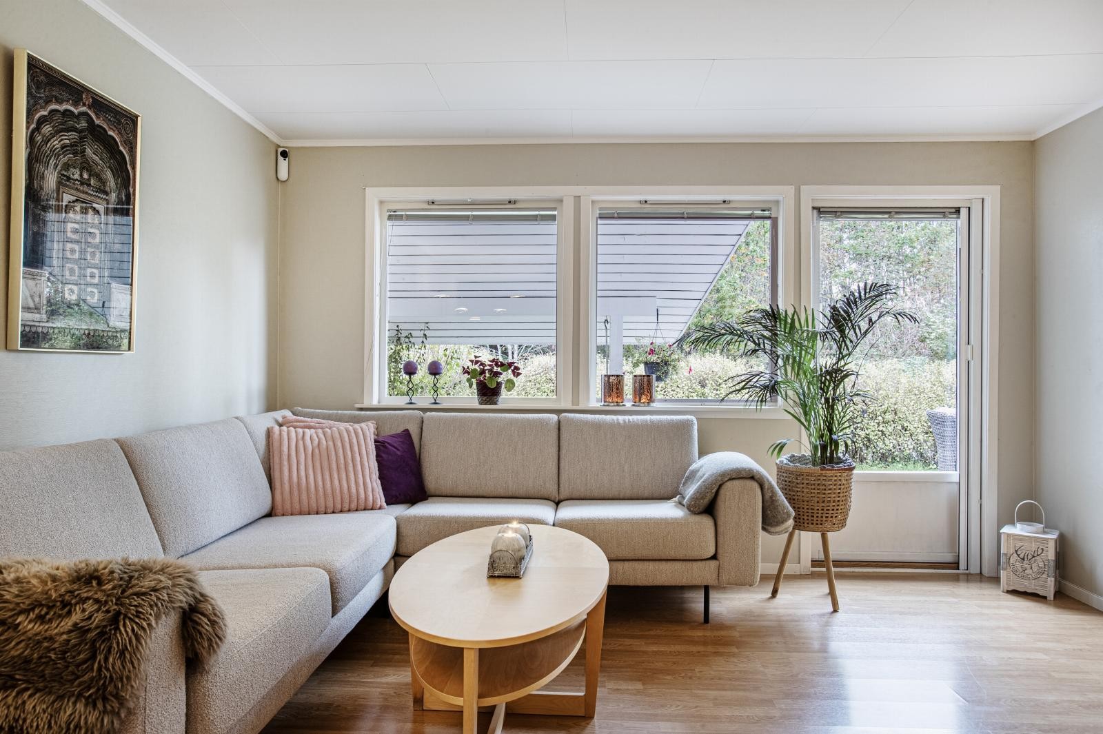 Lys og pen stue. Utgang til terrassen. Galleribilde