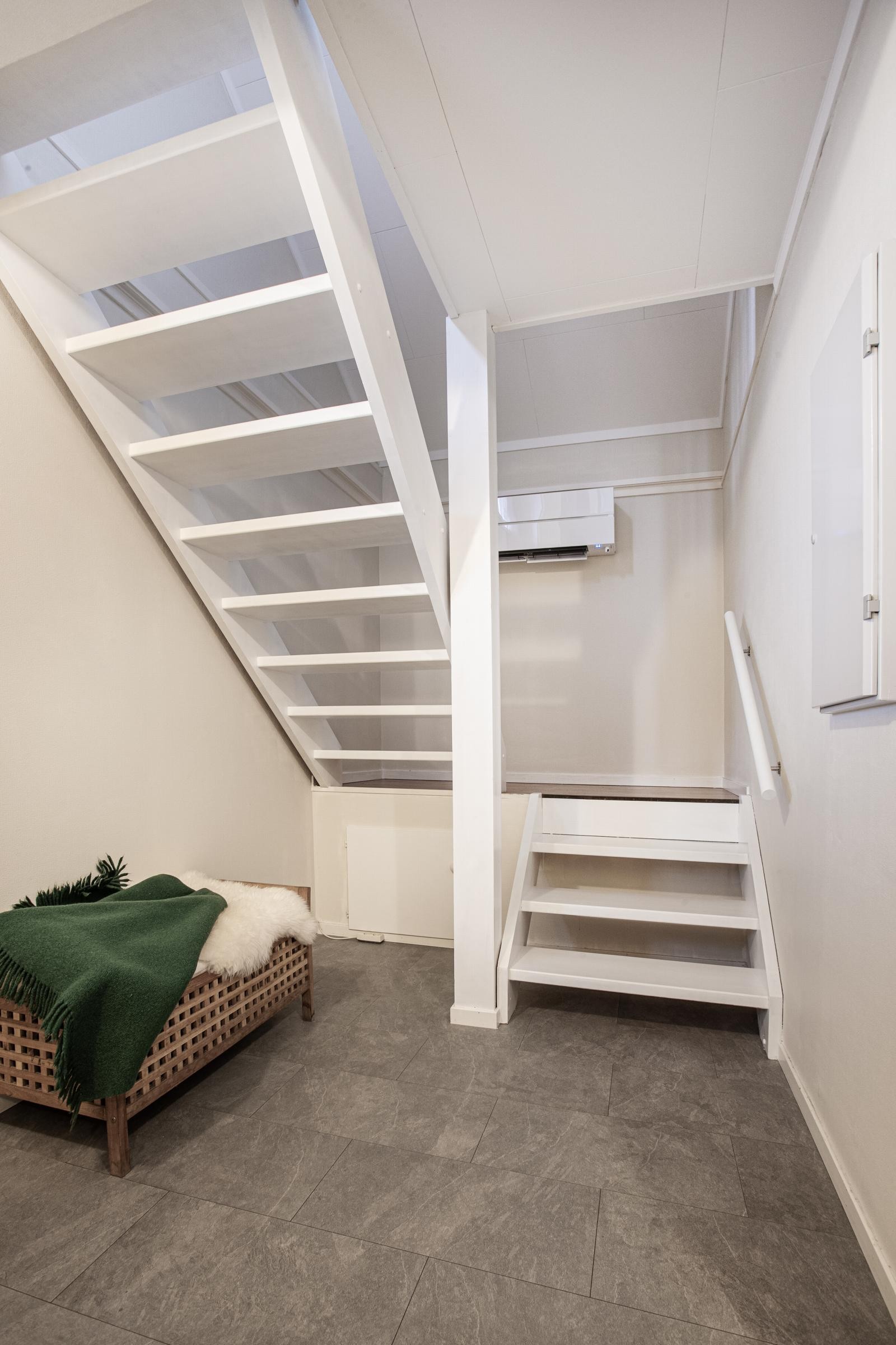 Pen hvitmalt trapp Galleribilde