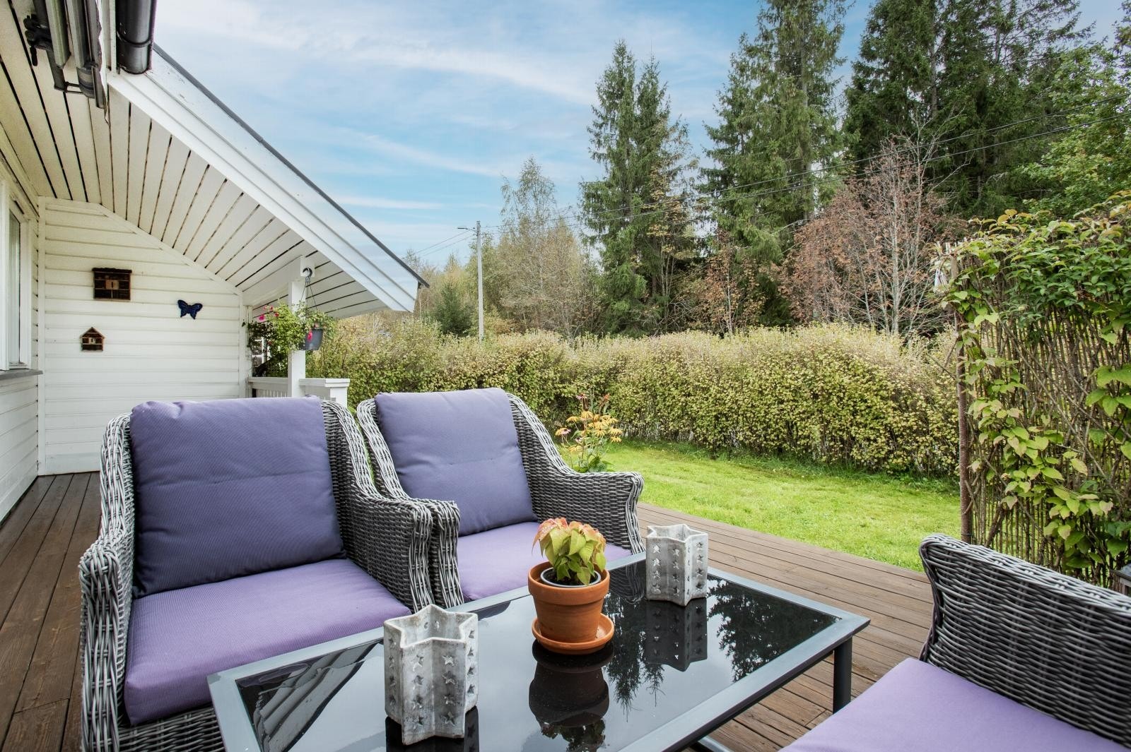 Koselig uteplass med ettermiddags- og kveldssol. Galleribilde