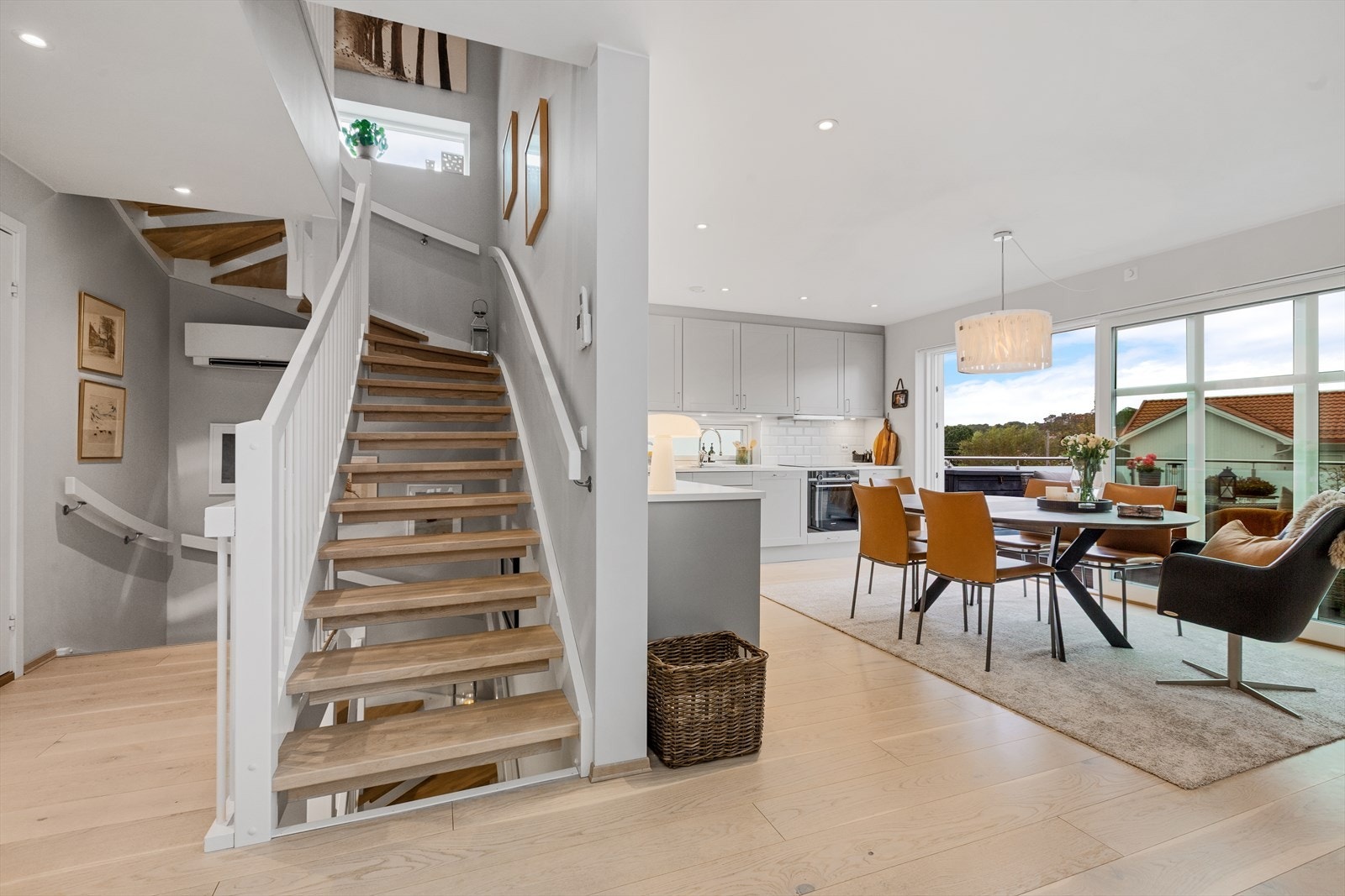 Her ønskes du velkommen inn i en entré og videre inn i boligens hovedetasje. Galleribilde