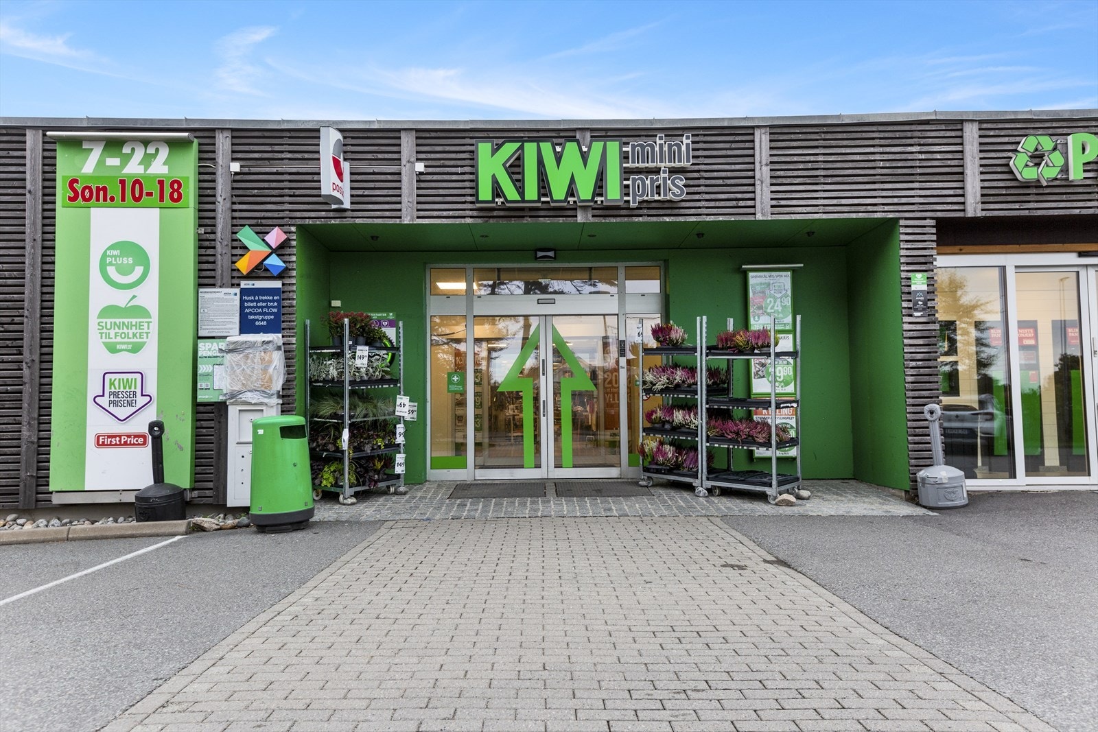 Dagligvarehandelen kan gjøres på Kiwi Skjærhalden, som ligger 4 minutters gange fra eiendommen, eller Spar Skjærhalden, som ligger 7 minutter unna. Galleribilde