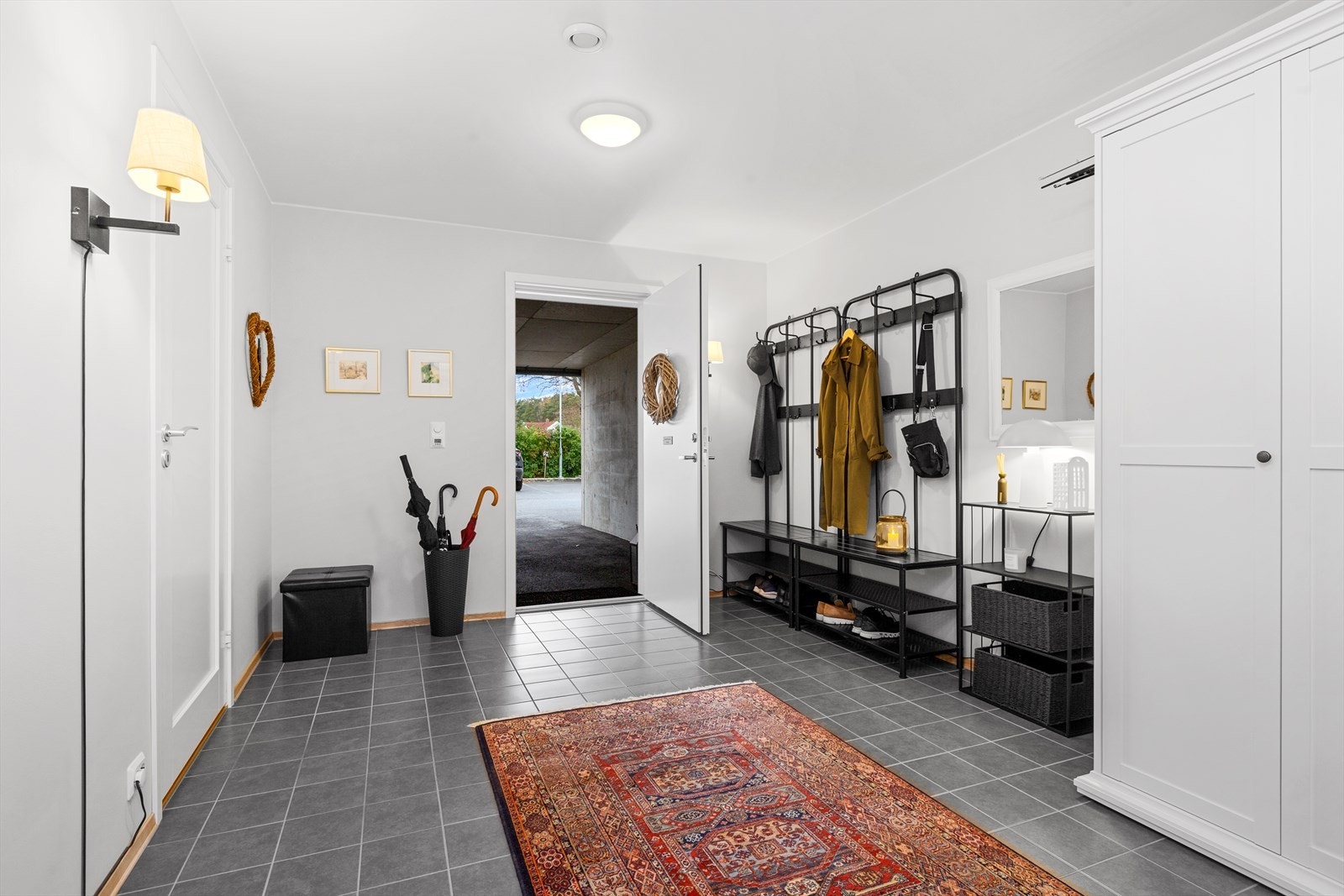 Direkte inngang til entré fra carport. Galleribilde