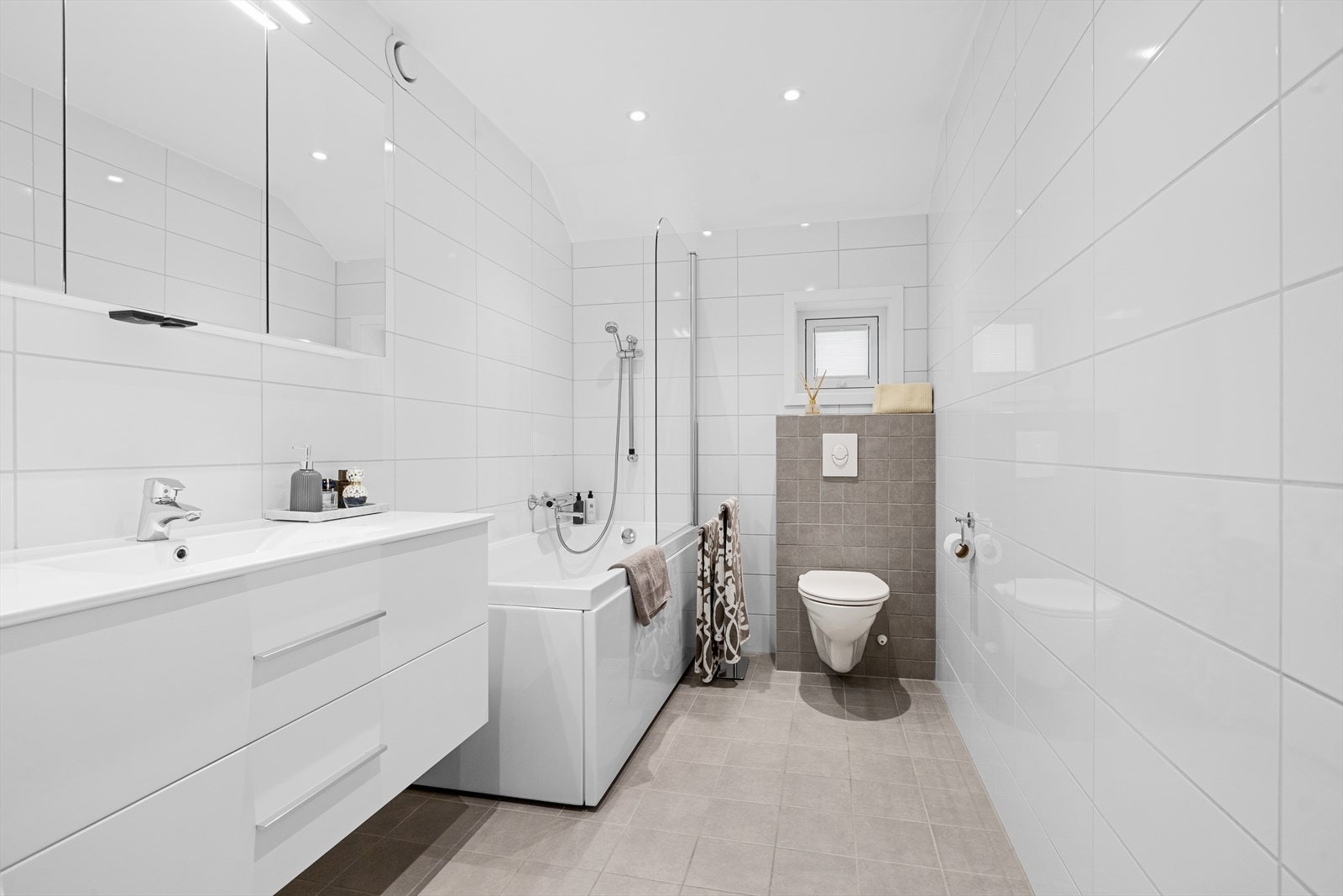 Baderommet er flislagt og har behagelig gulvvarme. Galleribilde