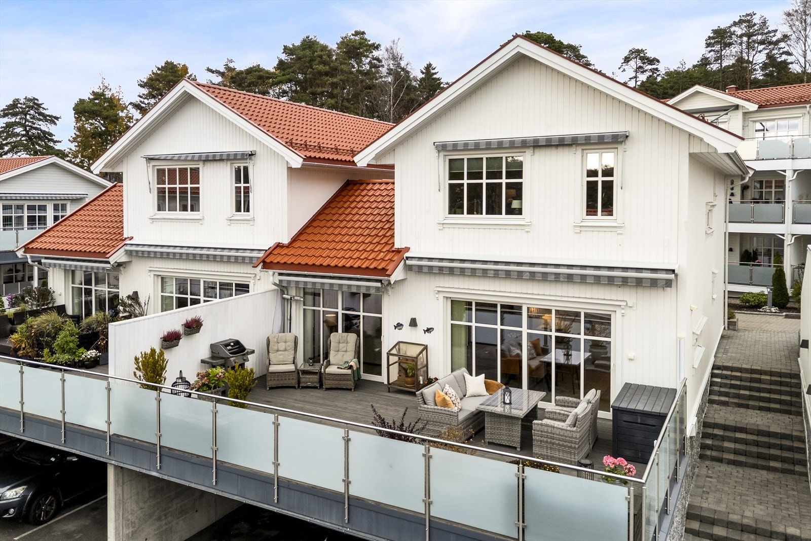 Stor solrik terrasse fungerer som en forlengelse av stuen på varme sommerdager. Galleribilde