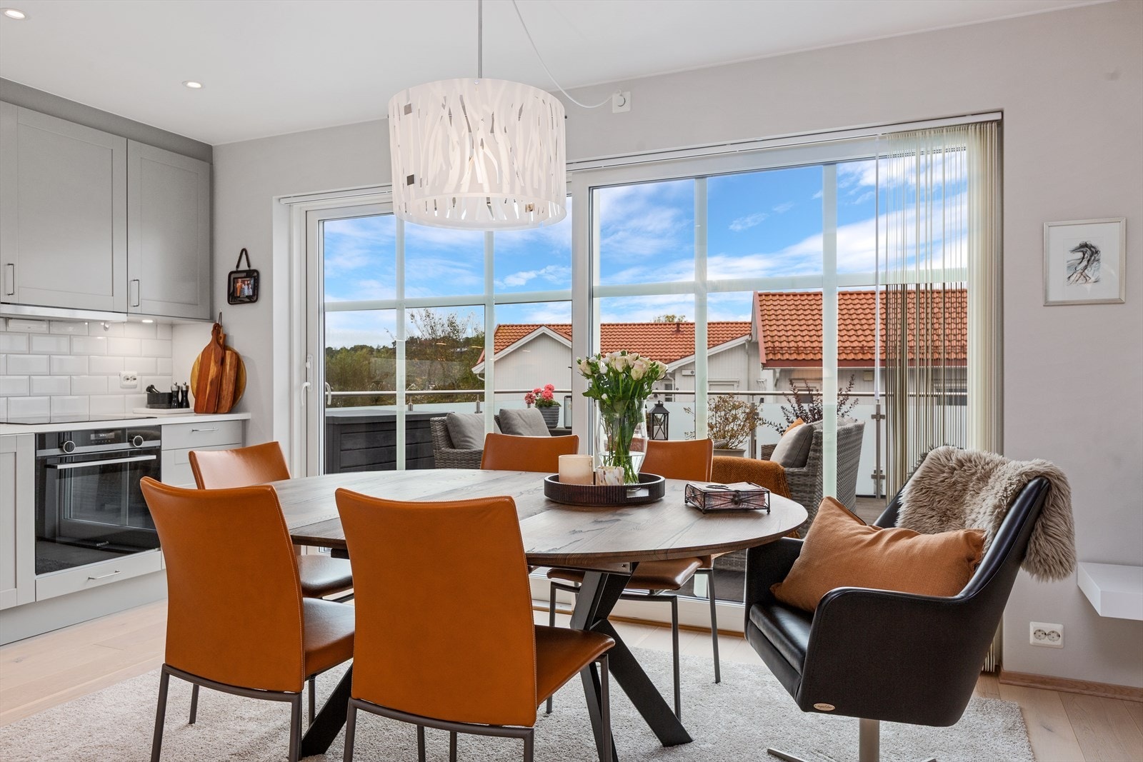 I tilknytning til kjøkkenet, kan spisebord enkelt plasseres - her kan gode måltider nytes. Galleribilde