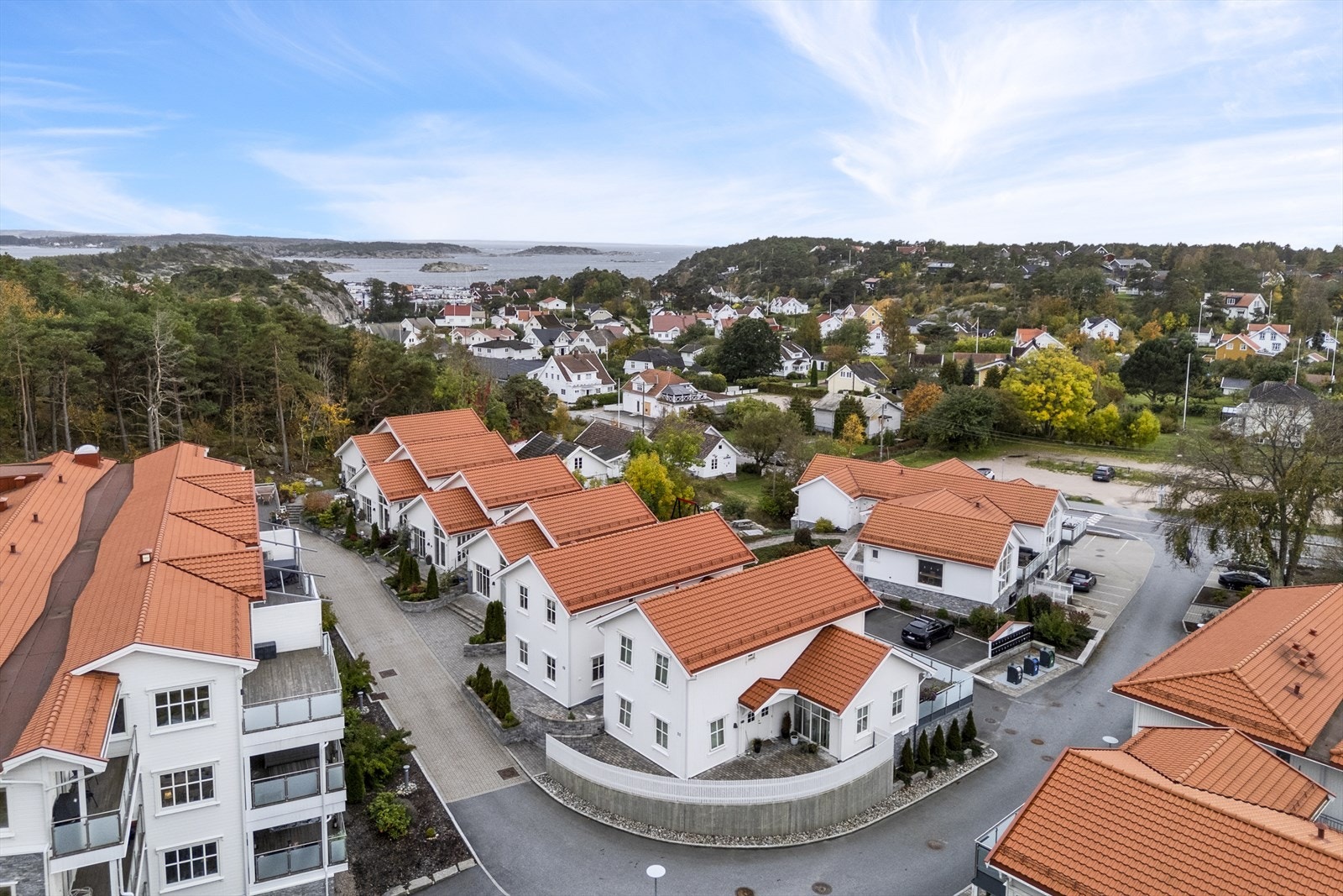 Like ved er Skjærhalden sentrum, brygga, samt den flotte strandpromenaden med nydelig sandstrand og flotte bademuligheter. Dagligvare, restauranter, puber og et yrende folkeliv fins i umiddelbar nærhet. Galleribilde