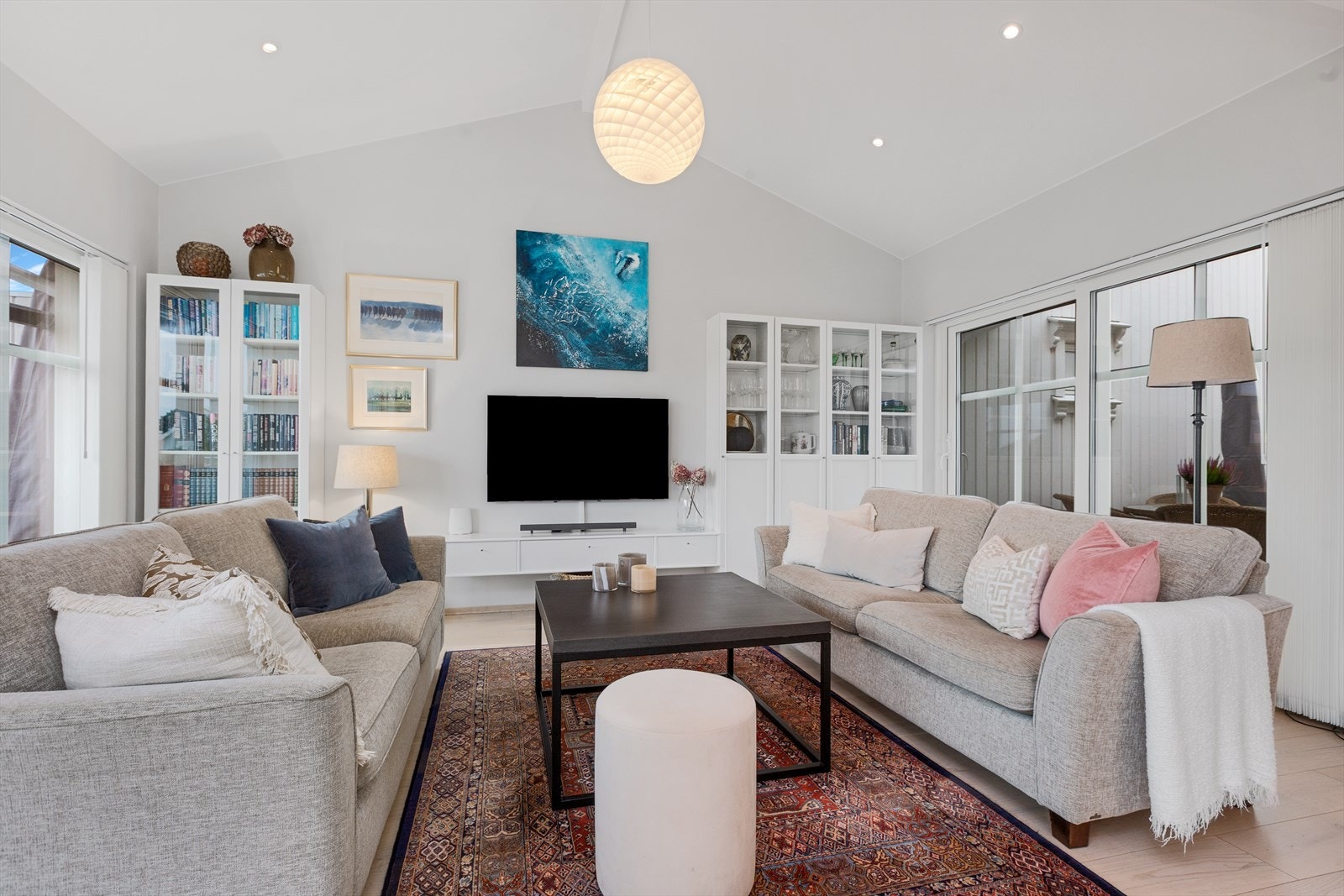 Boligen er holdt i lyse og tidsriktige farge- og materialvalg. Galleribilde