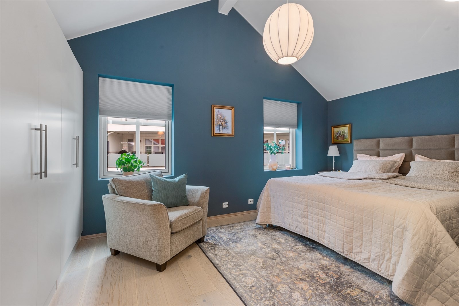 Begge soverommene i denne etasjen har god takhøyde. Galleribilde