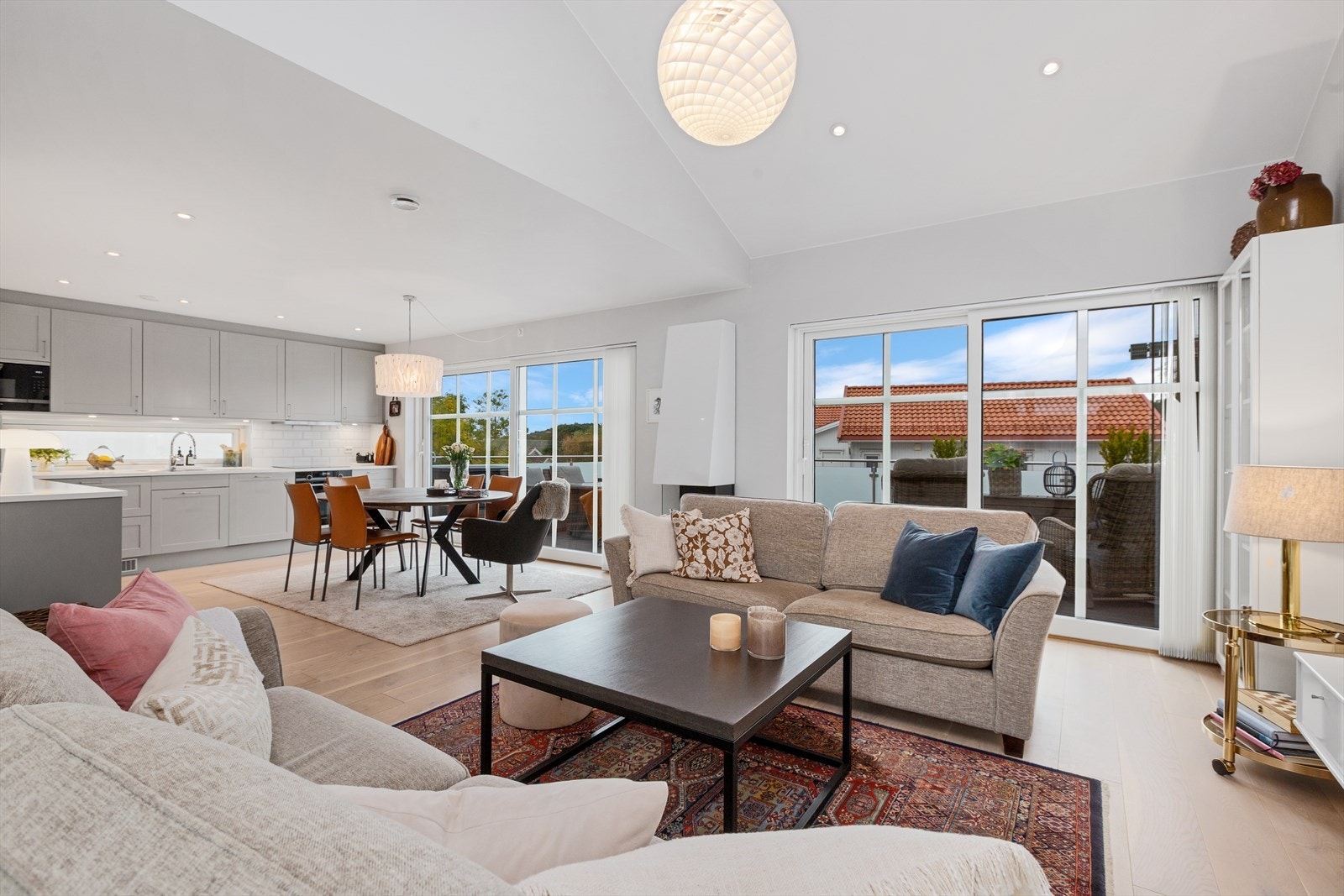 En strøken leilighet/enebolig i kjede over tre plan som er oppført i 2019 med lyse, fine rom og høy standard. Galleribilde