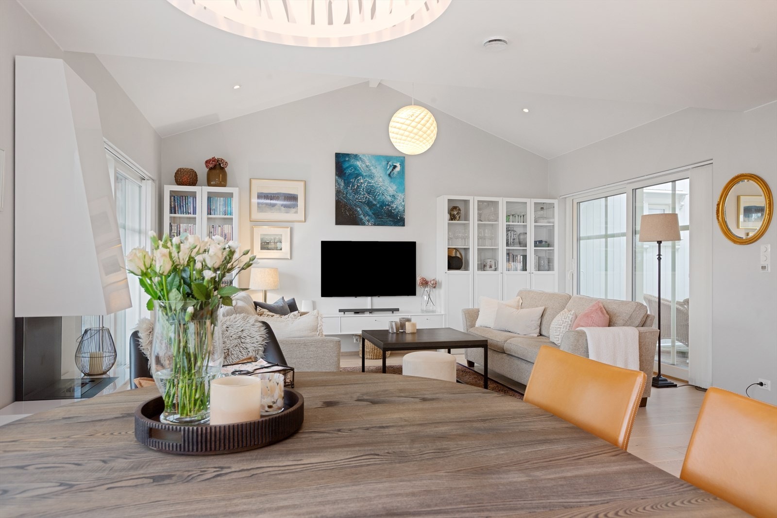 Stuen har god takhøyde og flere store vindusflater som slipper inn mye naturlig lys og skaper en god atmosfære i rommet. Galleribilde