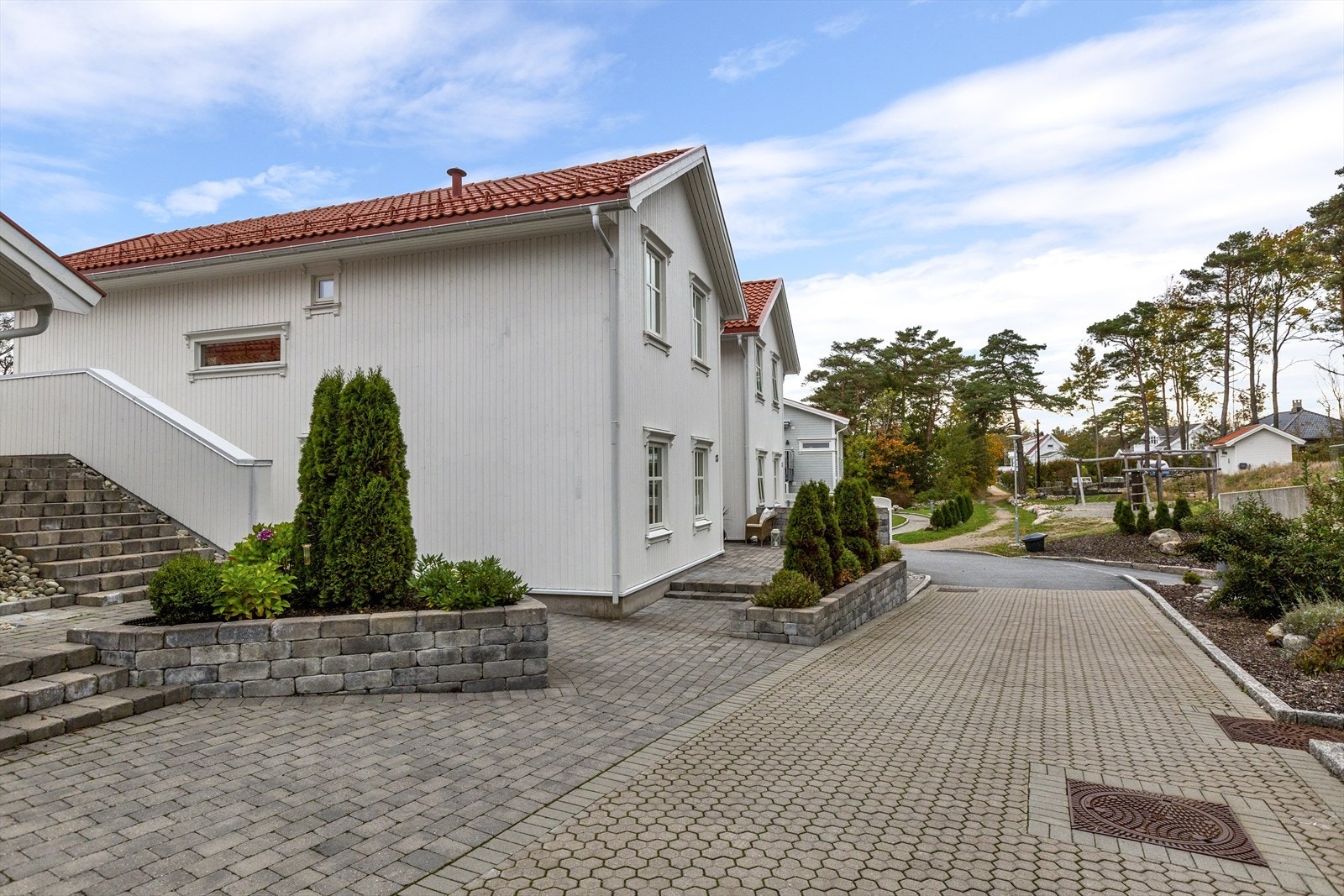 Sameiets fellesarealer er pent opparbeidet med bl.a. støttemurer, diverse grøntområder, busker, trær, annen beplantning, lekeplass, parkeringsplasser, samt interne stikkveier. Galleribilde