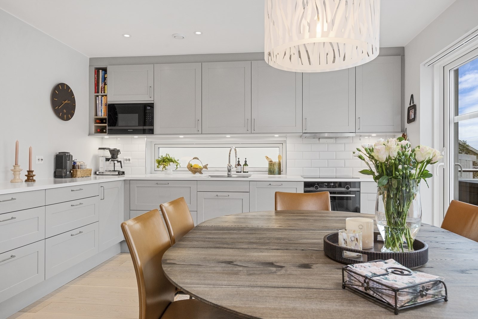 Pen Sigdal kjøkkeninnredning fra byggeåret med profilerte fronter, benkeplate i laminat og kum i rustfritt stål. Galleribilde