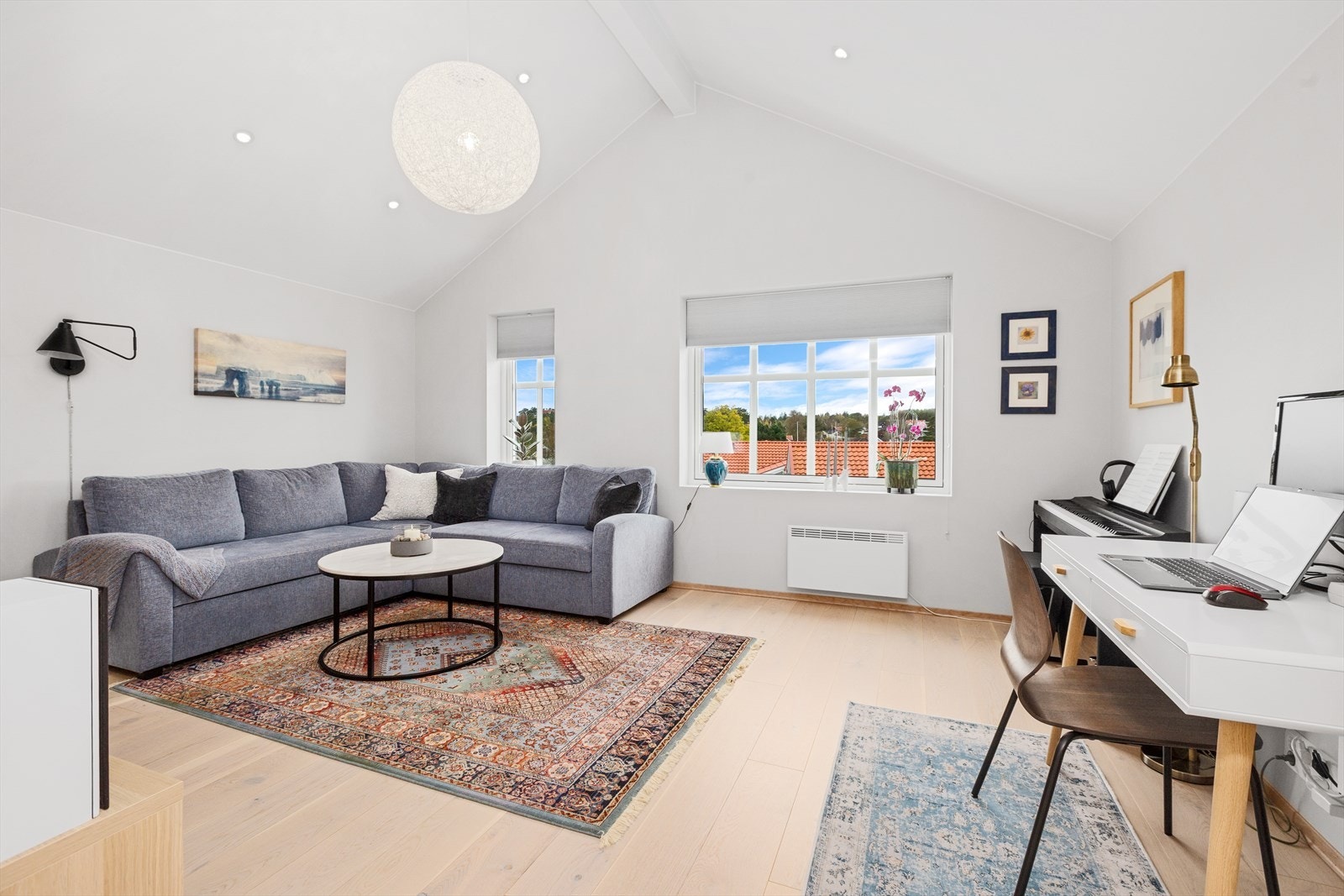 Rommet har god plass til å møblere med en sofagruppe, TV-møblement og hjemmekontor. Galleribilde