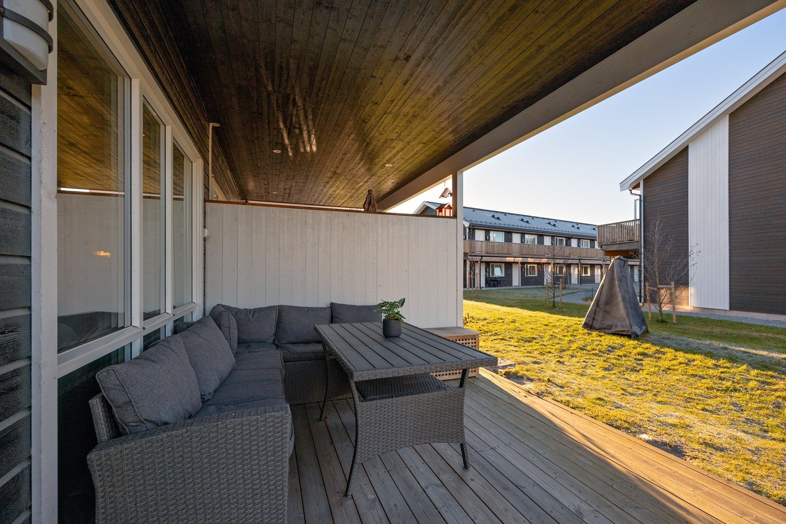 Fra stuen er det utgang til en overbygd markterrasse på ca. 12 kvm. Belysning er montert, og terrassen har utestikk og levegg mot naboen. På motsatt side er det plass til et kafésett ved inngangen. Galleribilde